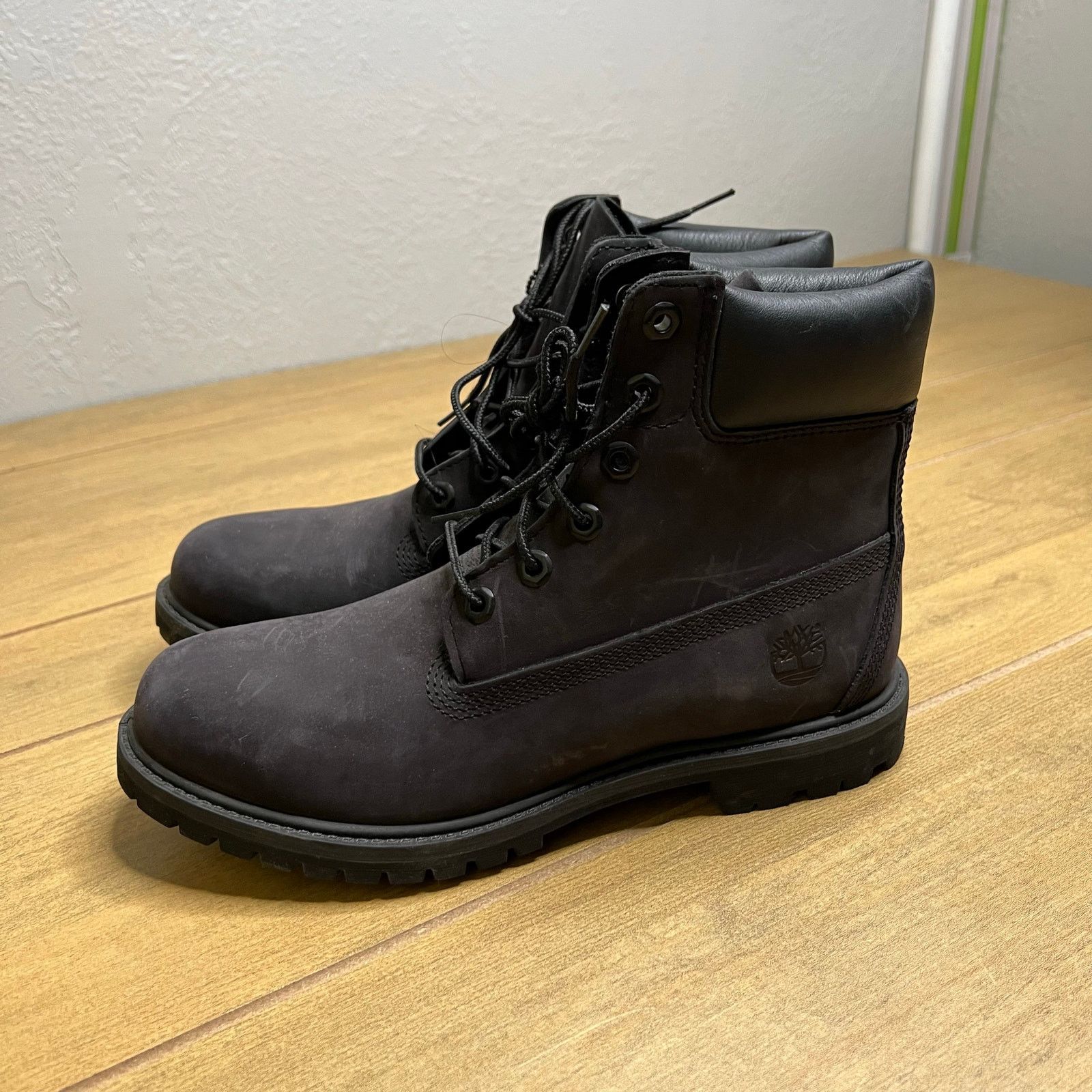 Timberland Women's Timberland Sz 9.5M 6-Inch Classic Boots 8658A Size US 9.5 / IT 39.5 - 7 Thumbnail