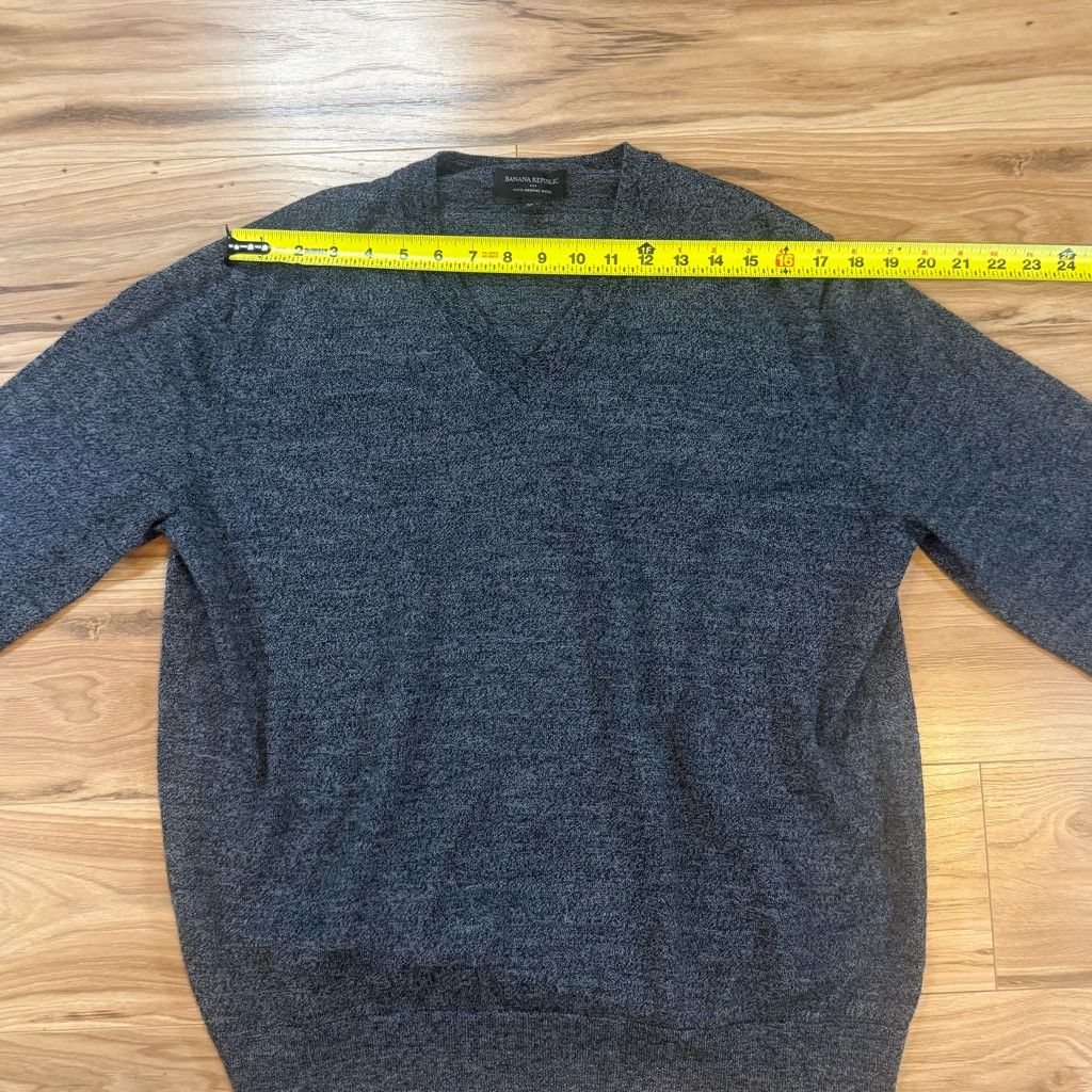 Banana Republic Banana Republic Men’s Grey XL Merino V-Neck Sweater Size US XL / EU 56 / 4 - 3 Thumbnail