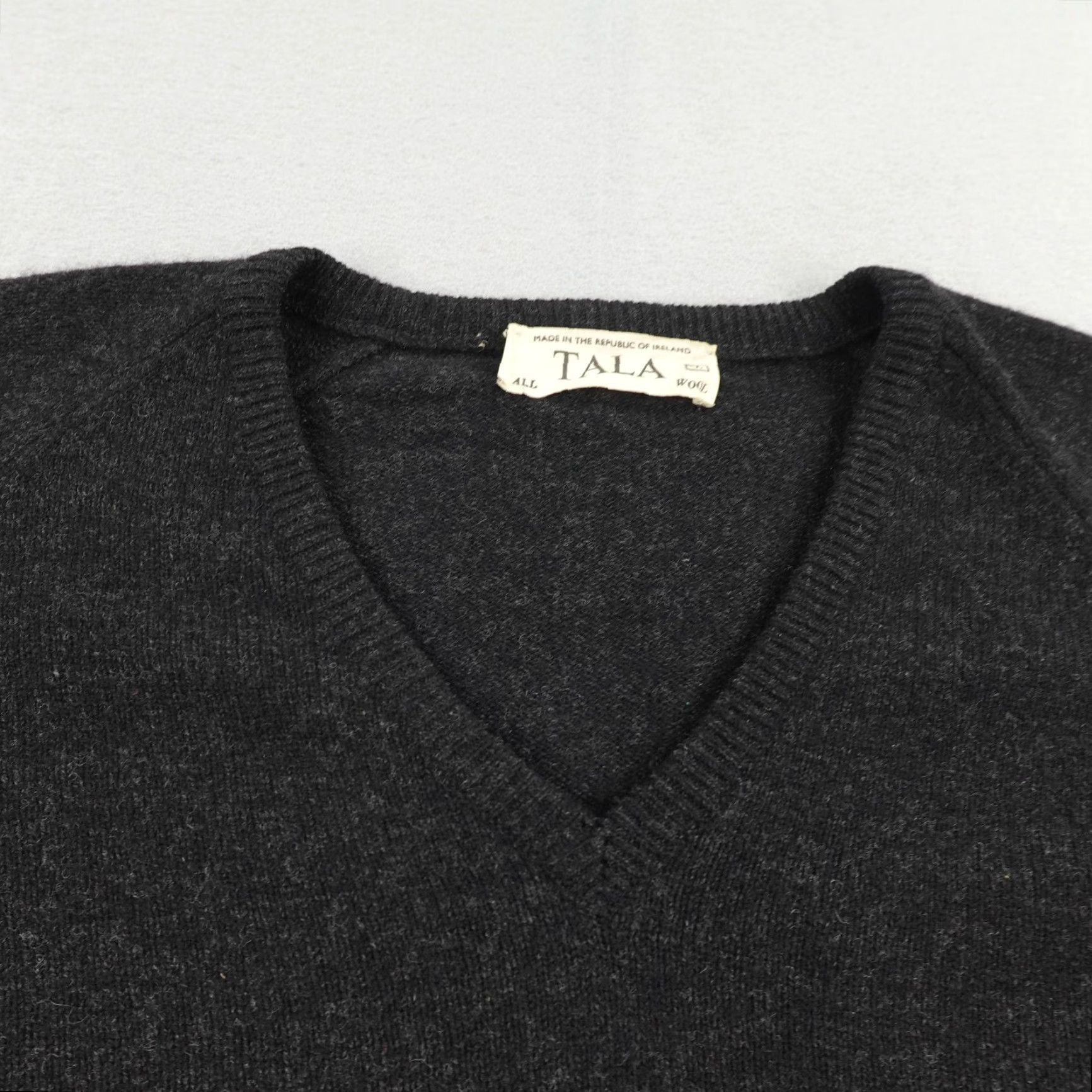Vintage VINTAGE TALA Wool Sweater Men’s Large Gray V-Neck Pullover Made in Ireland Outdoor Casual Size US L / EU 52-54 / 3 - 2 Thumbnail