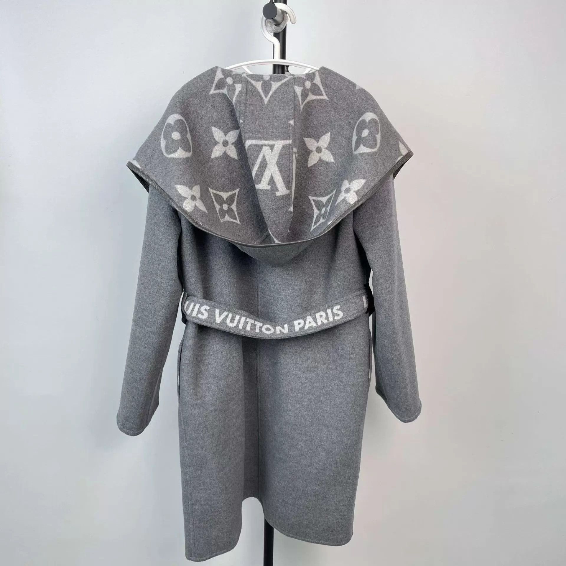 Louis Vuitton Louis Vuitton wool and silk dressing gown coat EU 38 gray Size S / US 4 / IT 40 - 2 Thumbnail