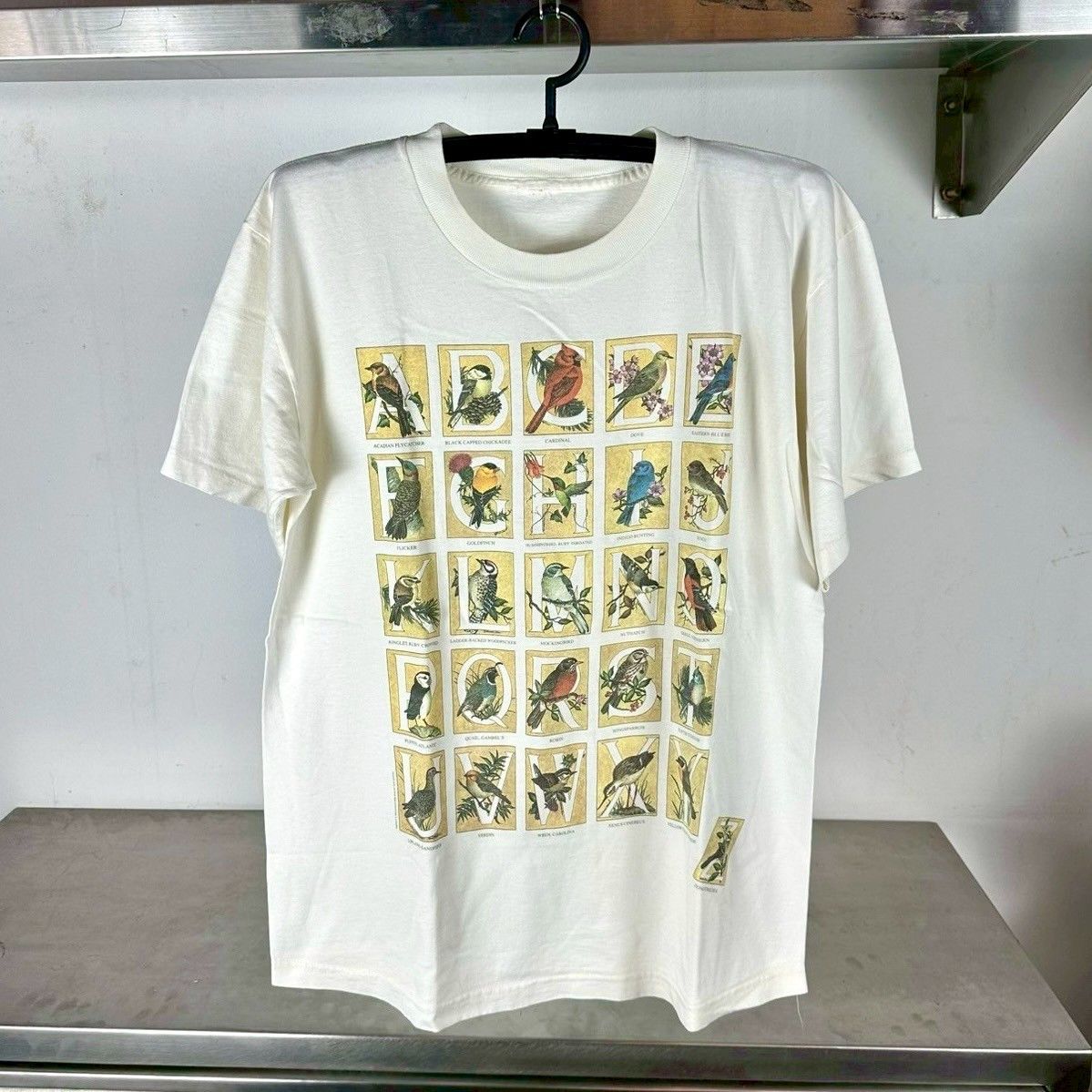 Vintage ​​Vintage 90s Alphabet Birds Flowers Artwork T-shirt Size US L / EU 52-54 / 3 - 1 Thumbnail