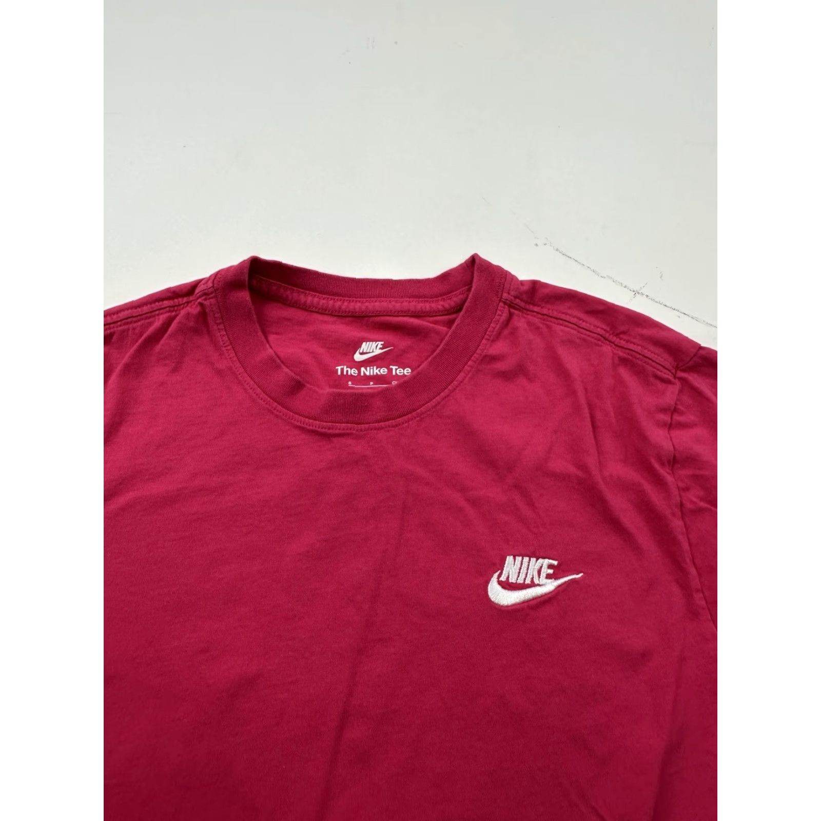 Nike Nike Shirt Womens Small Red Short Sleeve Front Mini Logo Sportswear Club Tee Size S / US 4 / IT 40 - 2 Thumbnail