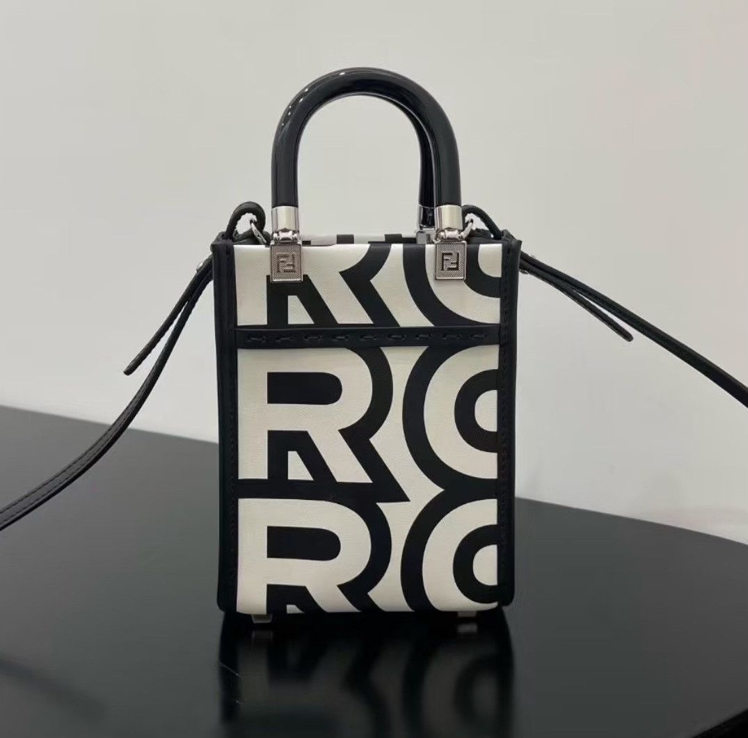 Fendi Pre-loved Bag Very good condition Size ONE SIZE - 1 Thumbnail