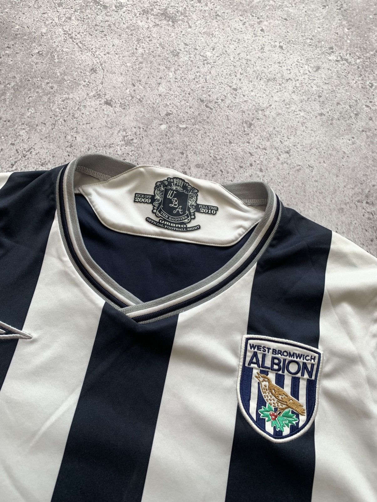 Umbro 🔥UMBRO WEST BROMWICH ALBION 2009/10 HOME SOCCER SHIRT Size US L / EU 52-54 / 3 - 7 Thumbnail