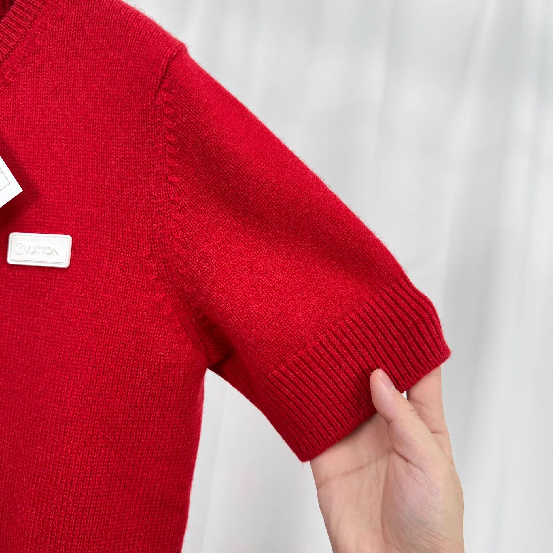 Louis Vuitton LV logo patch cashmere knit top M 99 new Size M / US 6-8 / IT 42-44 - 4 Thumbnail