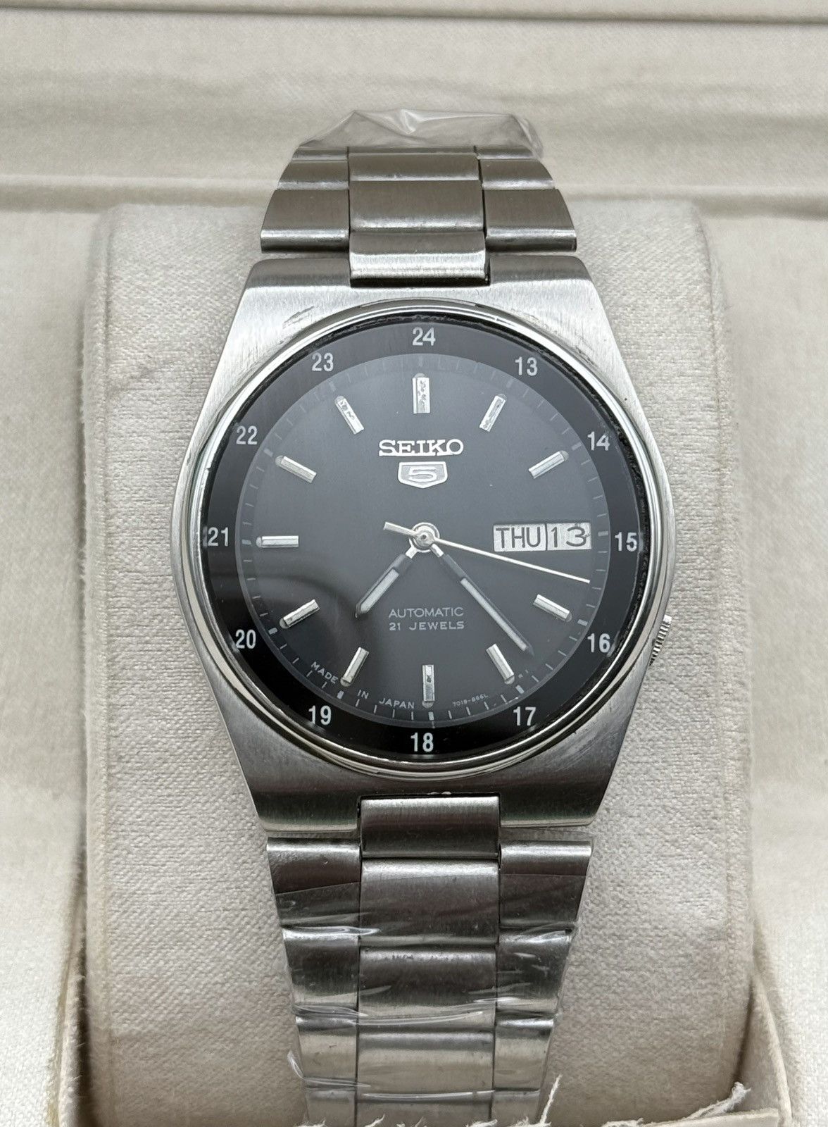 Seiko SEIKO 5 AUTOMATIC 7009 BLACK DIAL MEN VINTAGE WRISTWATCH Size 36 - 6 Thumbnail