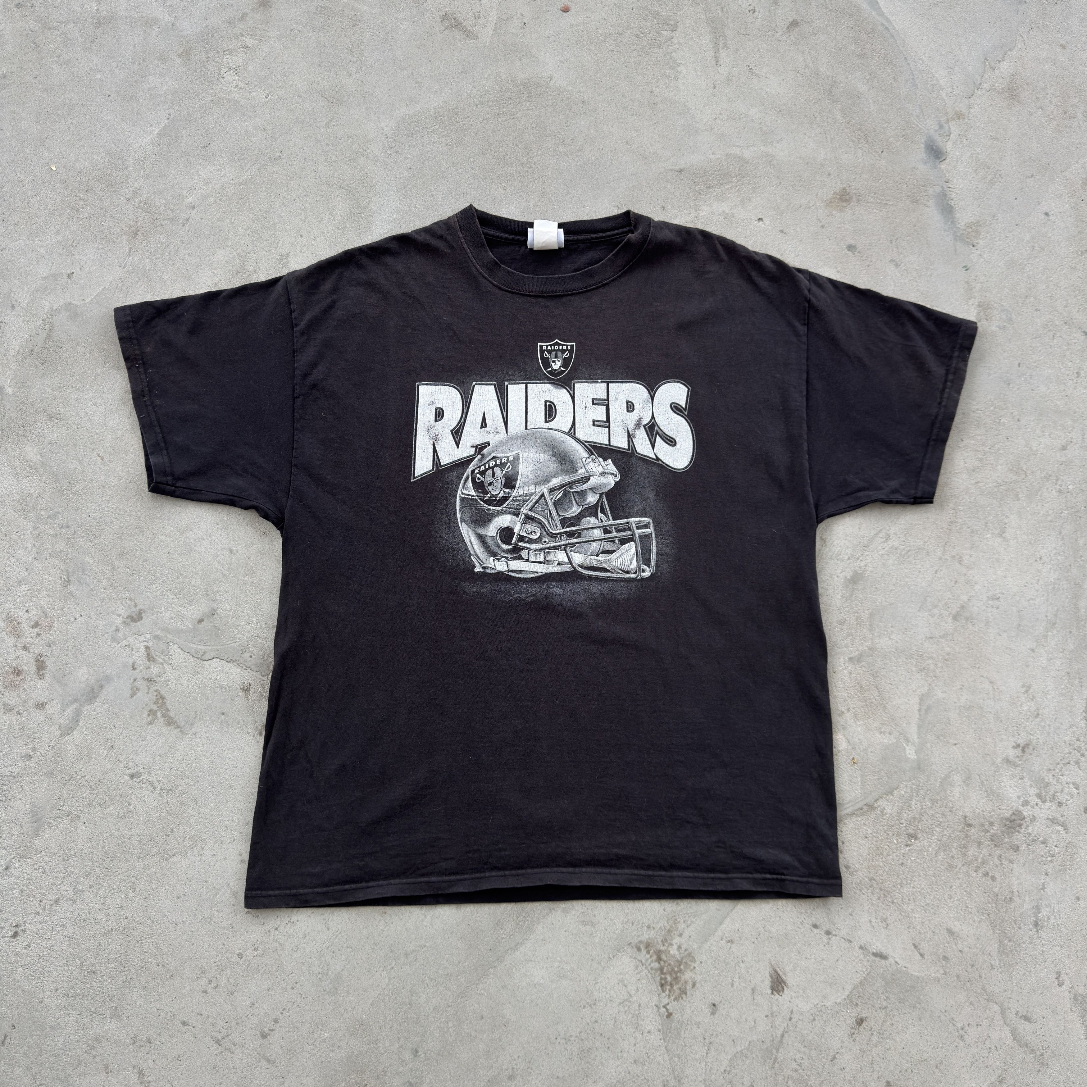 NFL Vintage NFL Las Vegas Raiders Black Helmet Graphic Tee Shirt Size US L / EU 52-54 / 3 - 1 Thumbnail