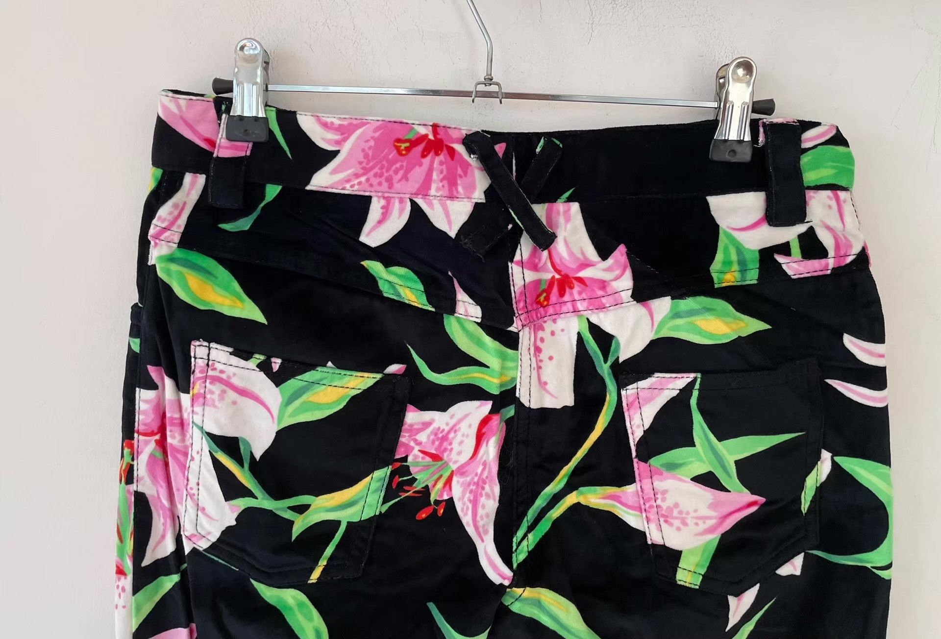 Dolce & Gabbana Dolce & Gabbana Women's Lily Print Velvet Trousers Ｑ21 Size 28" / US 6 / IT 42 - 6 Thumbnail