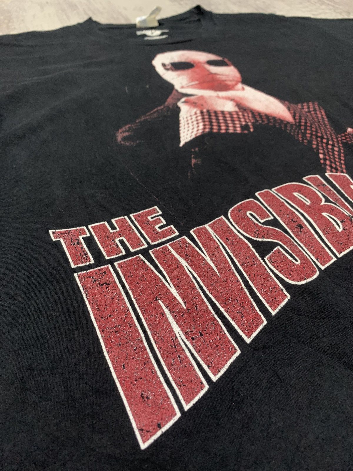 Vintage Vintage Y2K Invisible Man Movie Tshirt Size US XL / EU 56 / 4 - 3 Thumbnail