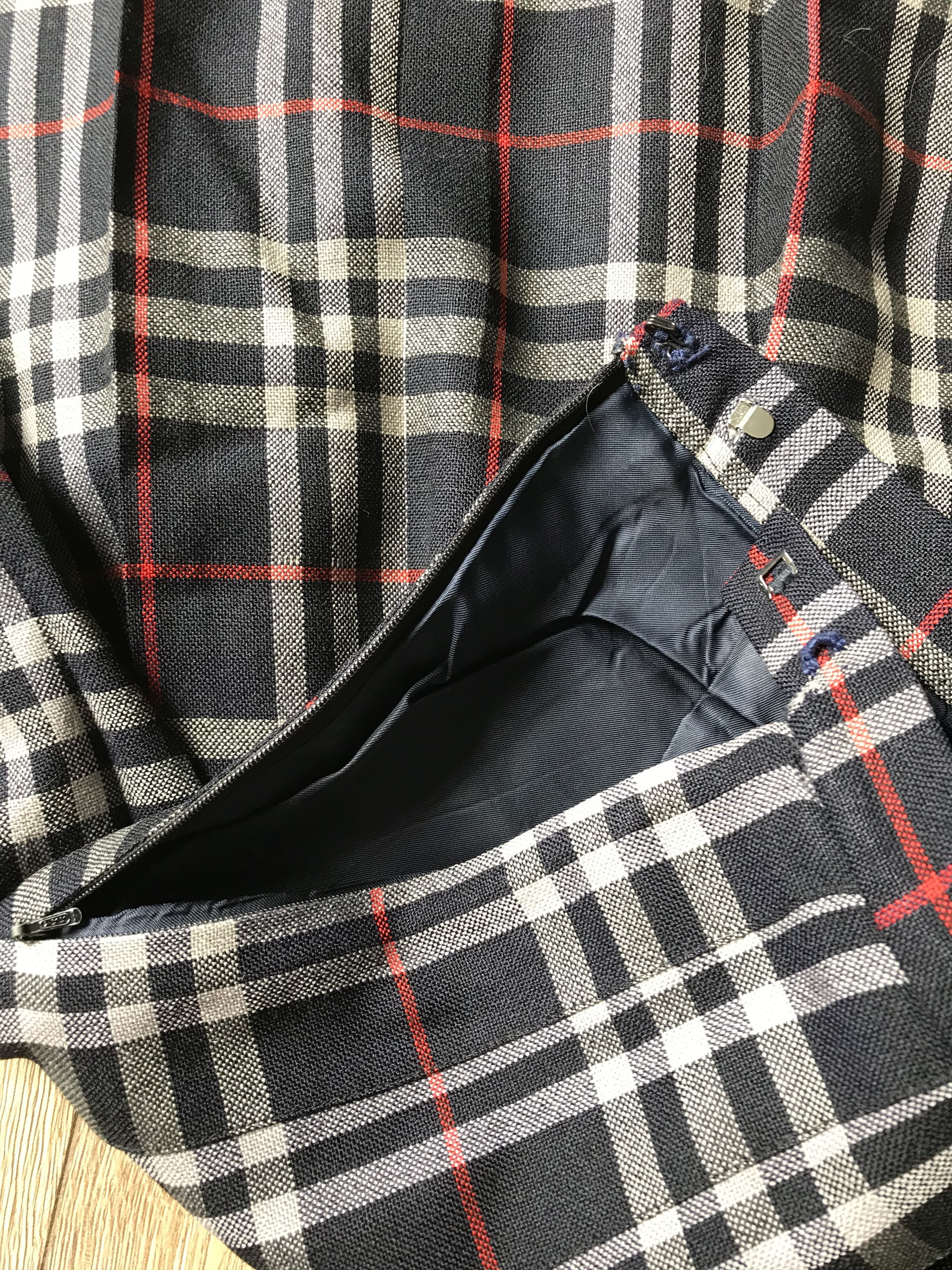 Burberry Beautiful Burberry wool skirt British style vintage Size 27" / US 4 / IT 40 - 10 Thumbnail