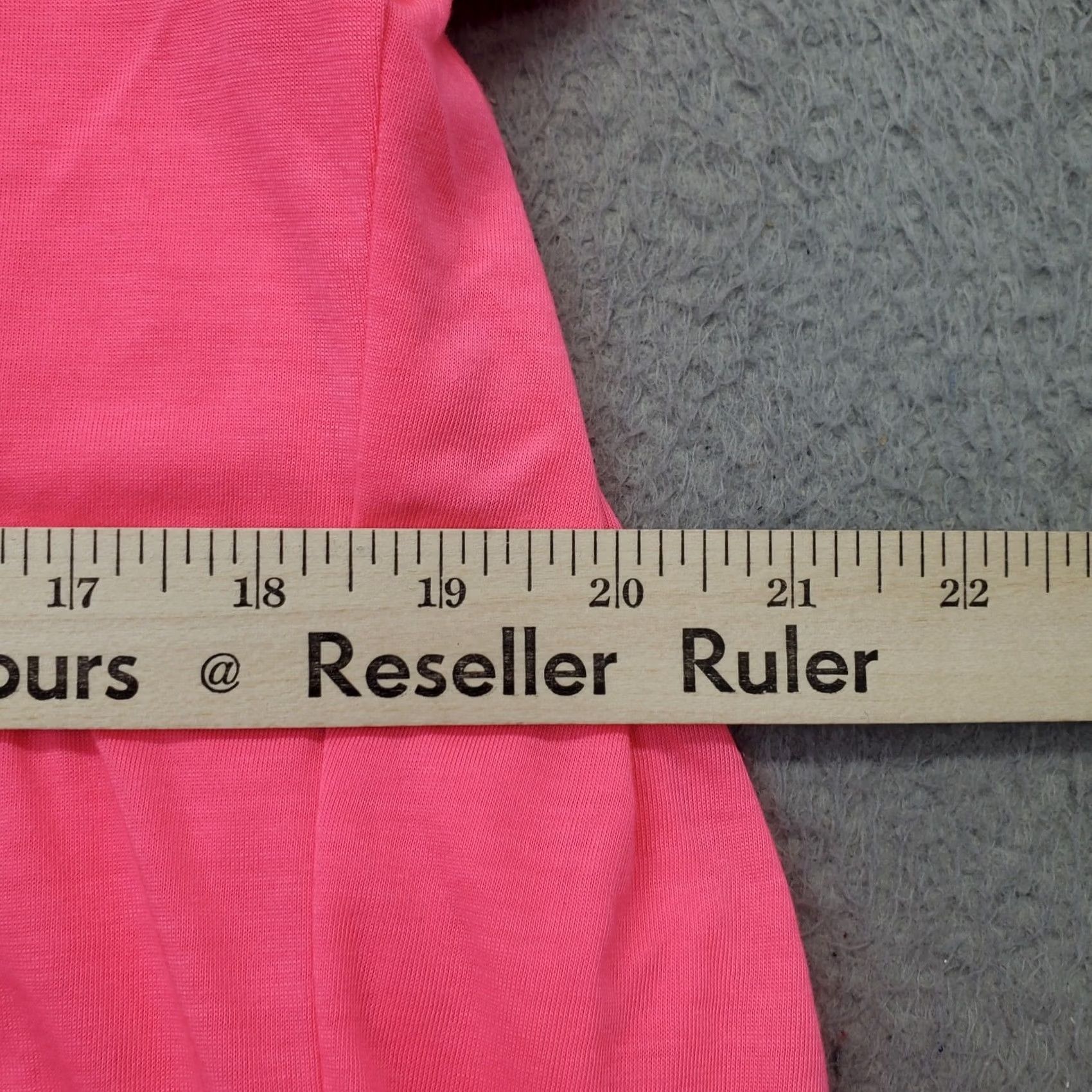 Under Armour Under Armour Running Shirt Womens Size S Pink HeatGear Lightweight Breathable Vented Back Tee Size S / US 4 / IT 40 - 5 Thumbnail
