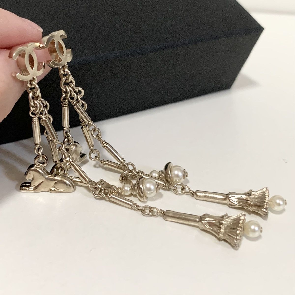 Chanel Chanel gold king dangly Pearl charm earrings Size ONE SIZE - 9 Thumbnail