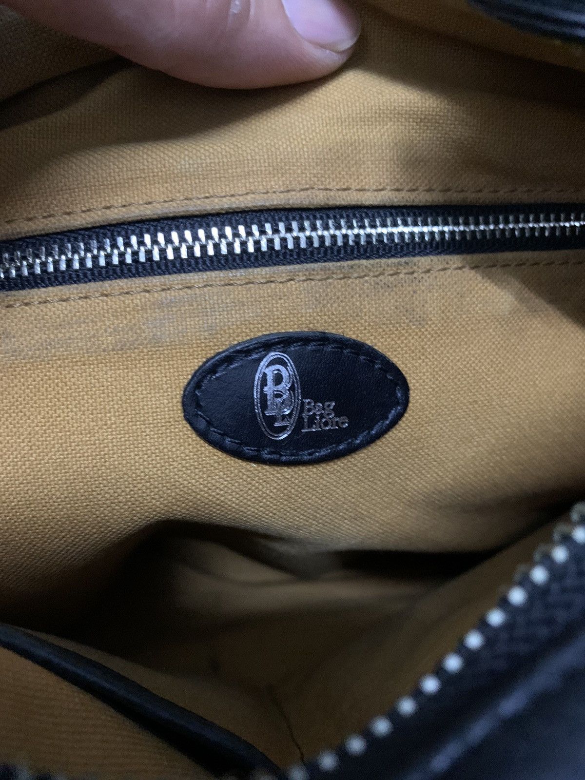 Japanese Brand Leather Sling Bag Liore Size ONE SIZE - 11 Thumbnail