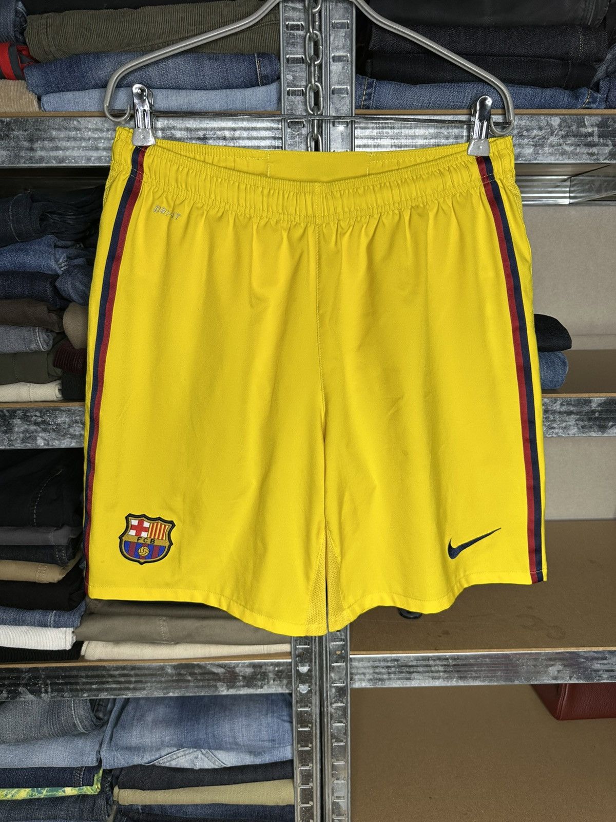 Nike Nike 2012-13 Barcelona Away Football Vintage Shorts Size US 33 - 1 Thumbnail