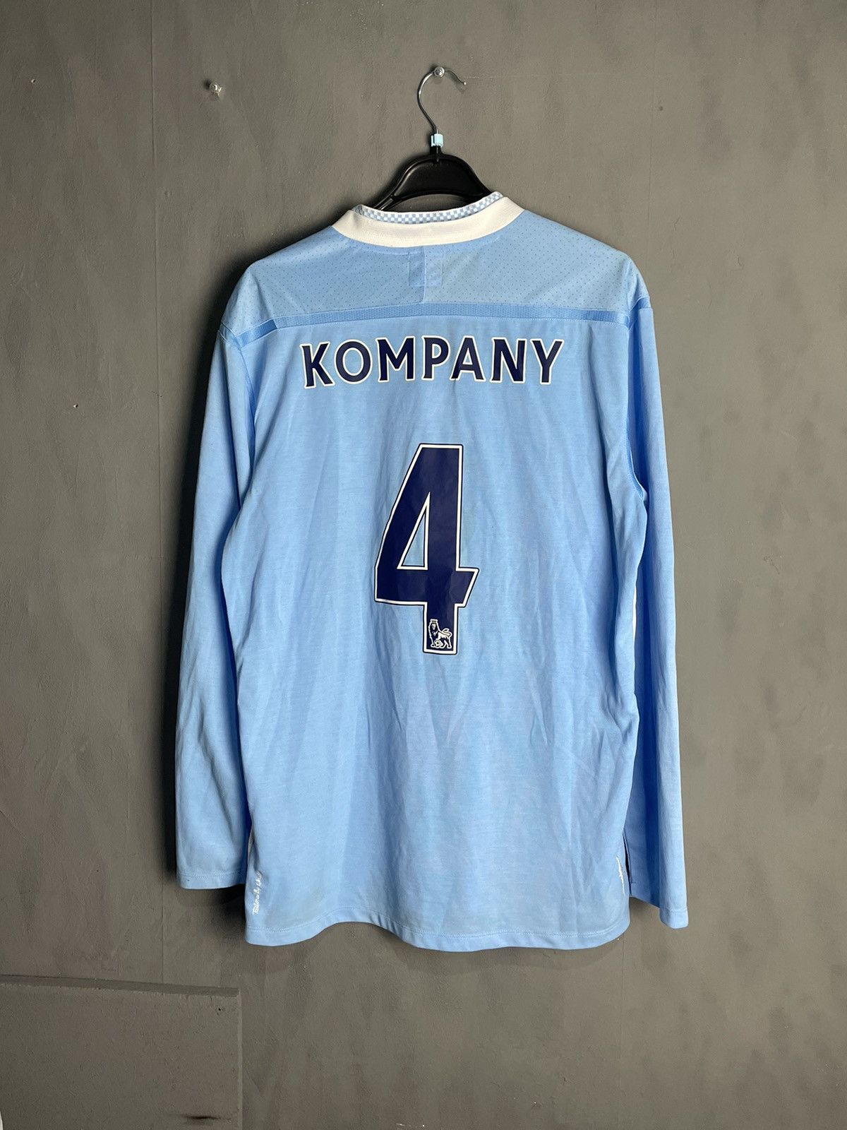 Umbro #4 Vincent Kompany Umbro Manchester City 2011 long sleeve Size US L / EU 52-54 / 3 - 1 Thumbnail