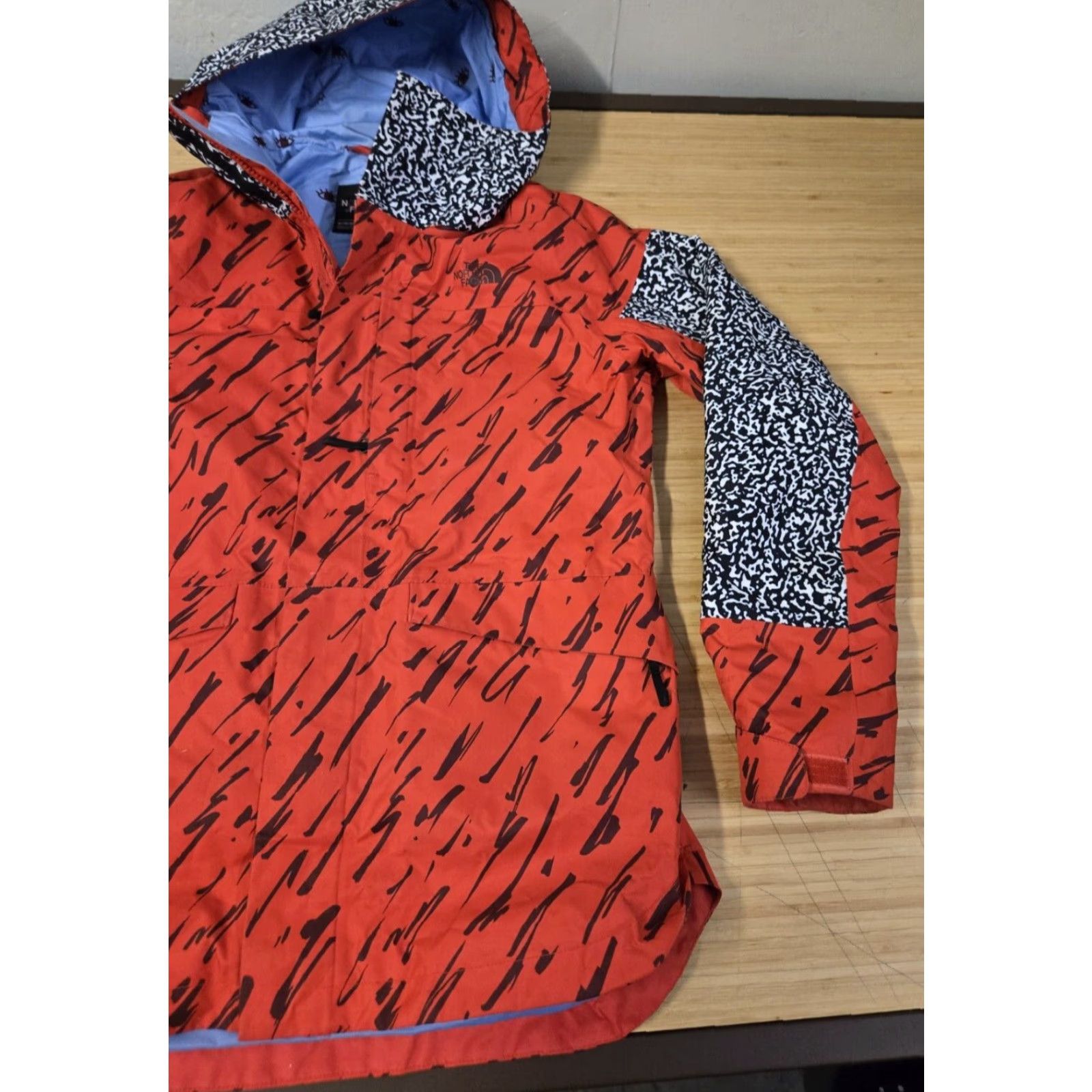 The North Face The North Face DryVent Hooded Rain Jacket Women's Medium Red Windbreaker Hooded Jacket Womens M Red The North Face Size M / US 6-8 / IT 42-44 - 2 Thumbnail