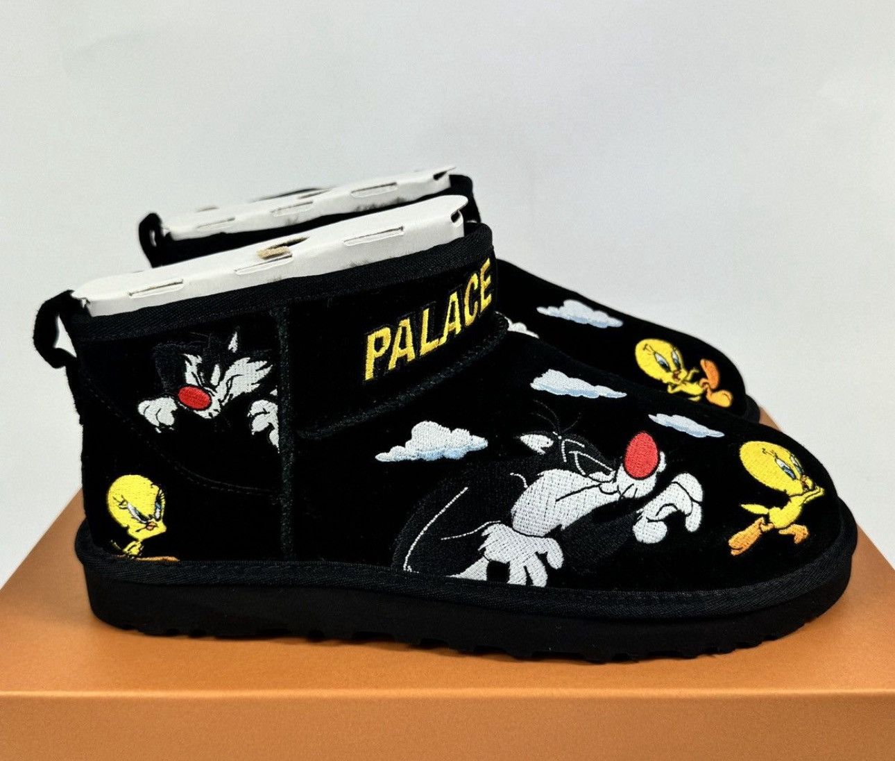 Palace × Ugg LOONEY TUNES UGGS Size US 10 / EU 43 - 1 Thumbnail