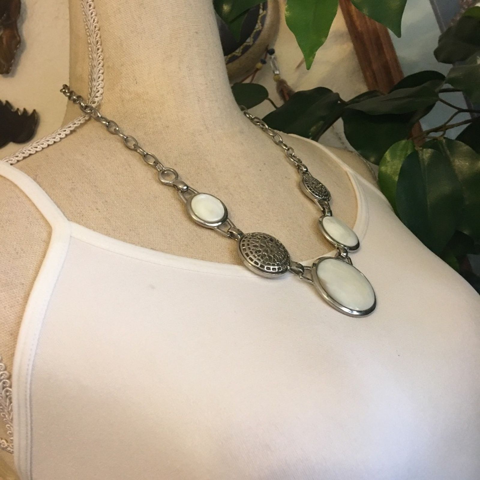 Jewelry White shell & filigree disc silver tone necklace Size ONE SIZE - 2 Thumbnail