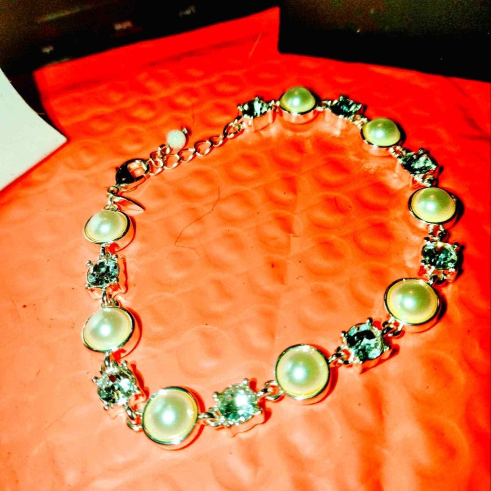 Vintage Sparkly Pearl Avon Bracelet Size ONE SIZE - 2 Thumbnail