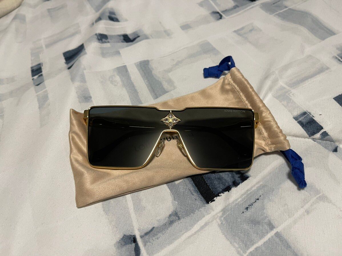 Louis Vuitton Cyclone Metal Gold Sunglasses  Gold sunglasses, Sunglasses, Metal  sunglasses