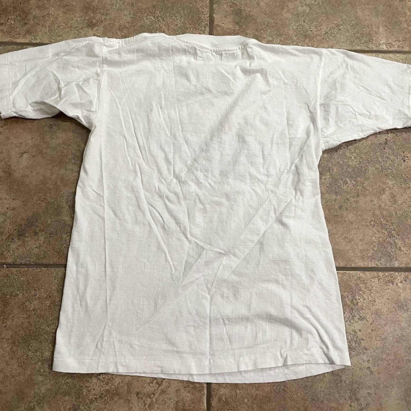 Vintage VINTAGE KUTUBU Tee Mens Size L White Graphic Single Stitch Shirt Size US L / EU 52-54 / 3 - 5 Thumbnail