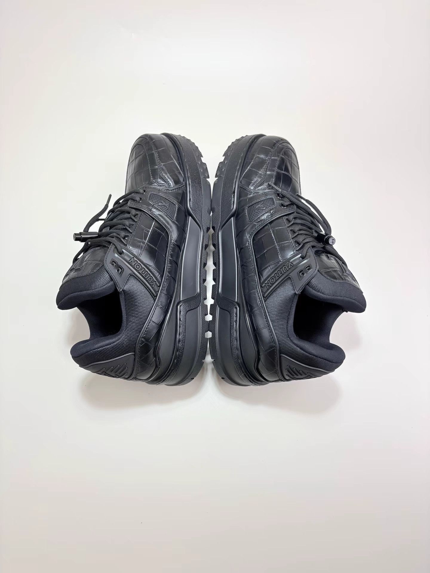 Louis Vuitton LV TRAINER Black Crocodile-Embossed Sneakers K1 Size US 9 / EU 42 - 4 Thumbnail
