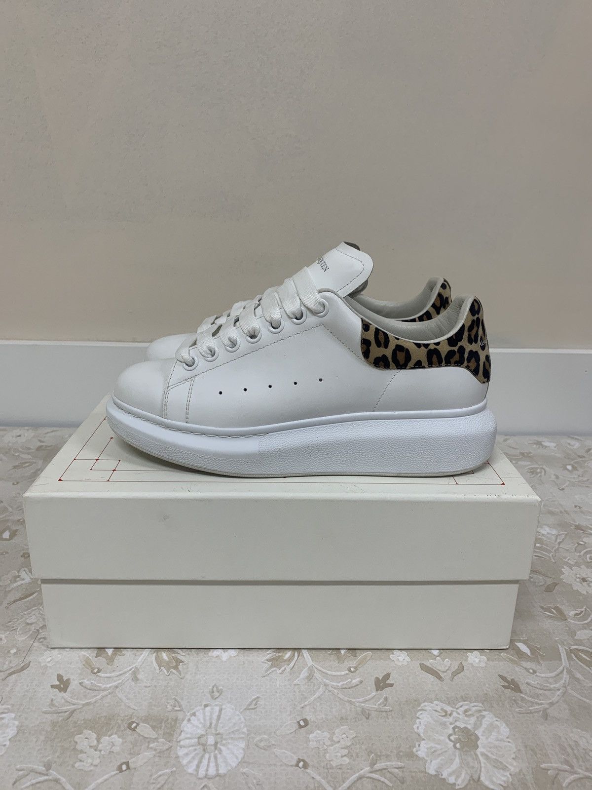 Alexander McQueen Alexander McQueen Oversized Sneakers White Leopard Size US 9 / IT 39 - 1 Thumbnail