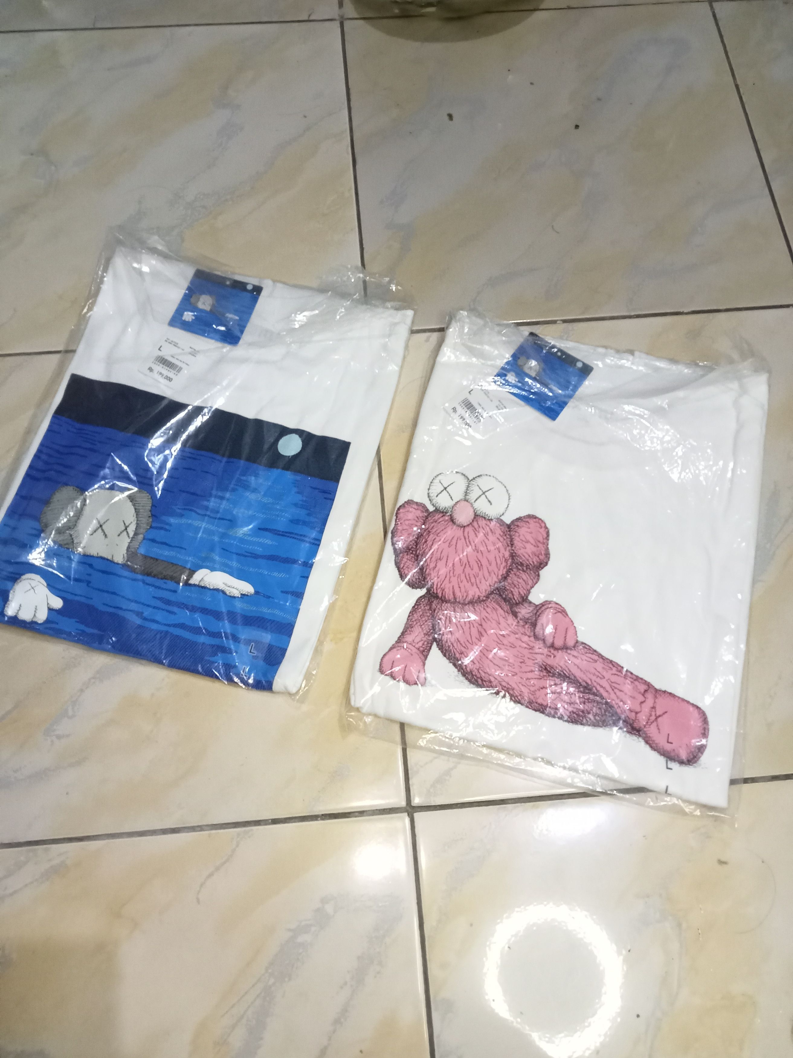 Kaws × Uniqlo Uniqlo x Kaws T-Shirt Size US L / EU 52-54 / 3 - 1 Thumbnail