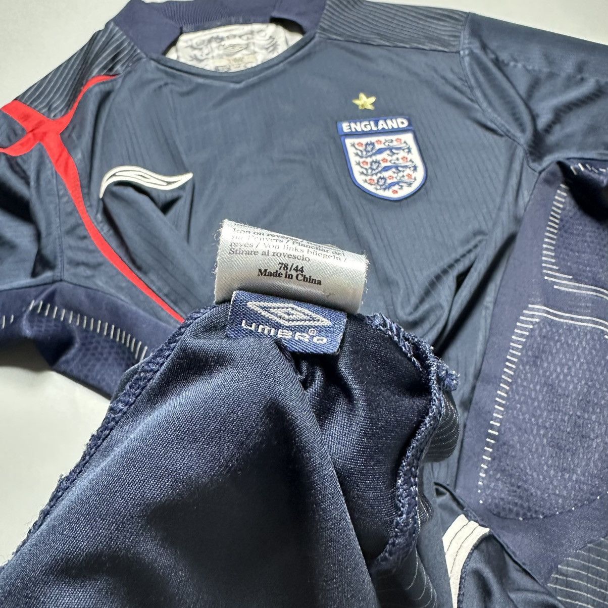 Umbro ENGLAND UMBRO 2006 WORLD CUP FOOTBALL GK JERSEY #1 JAMES Size US M / EU 48-50 / 2 - 11 Thumbnail