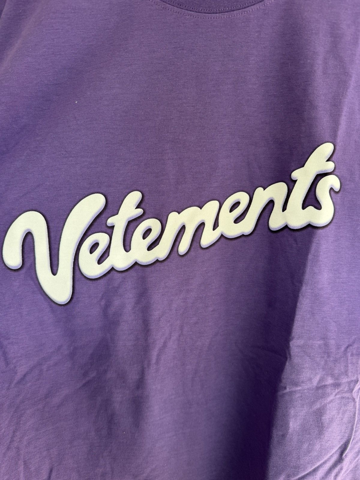 Vetements Vetements Logo T-shirt Purple Size US XS / EU 42 / 0 - 5 Thumbnail