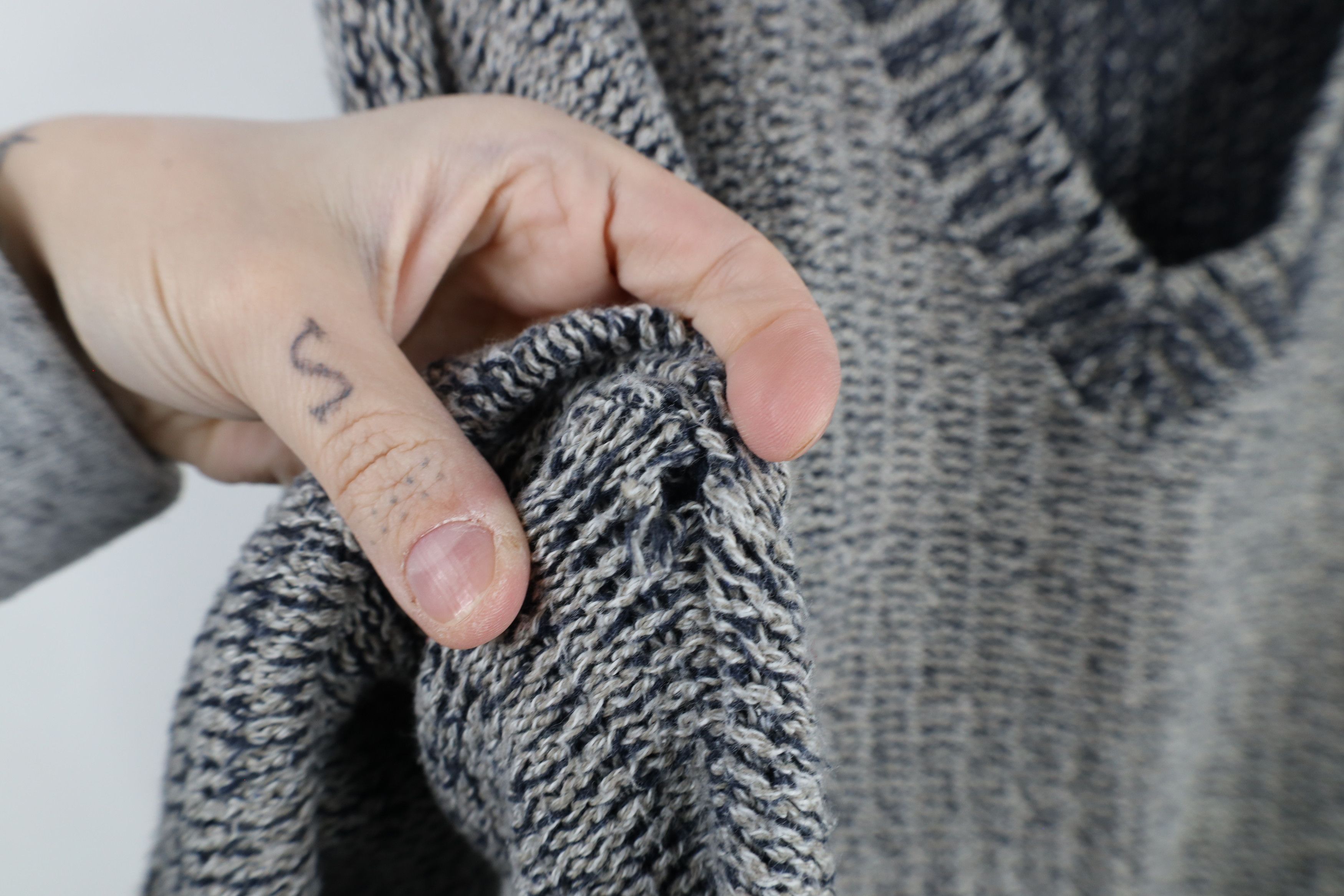 Vintage Vintage 90s Streetwear Textured Knit V-Neck Sweater USA Size US M / EU 48-50 / 2 - 5 Thumbnail