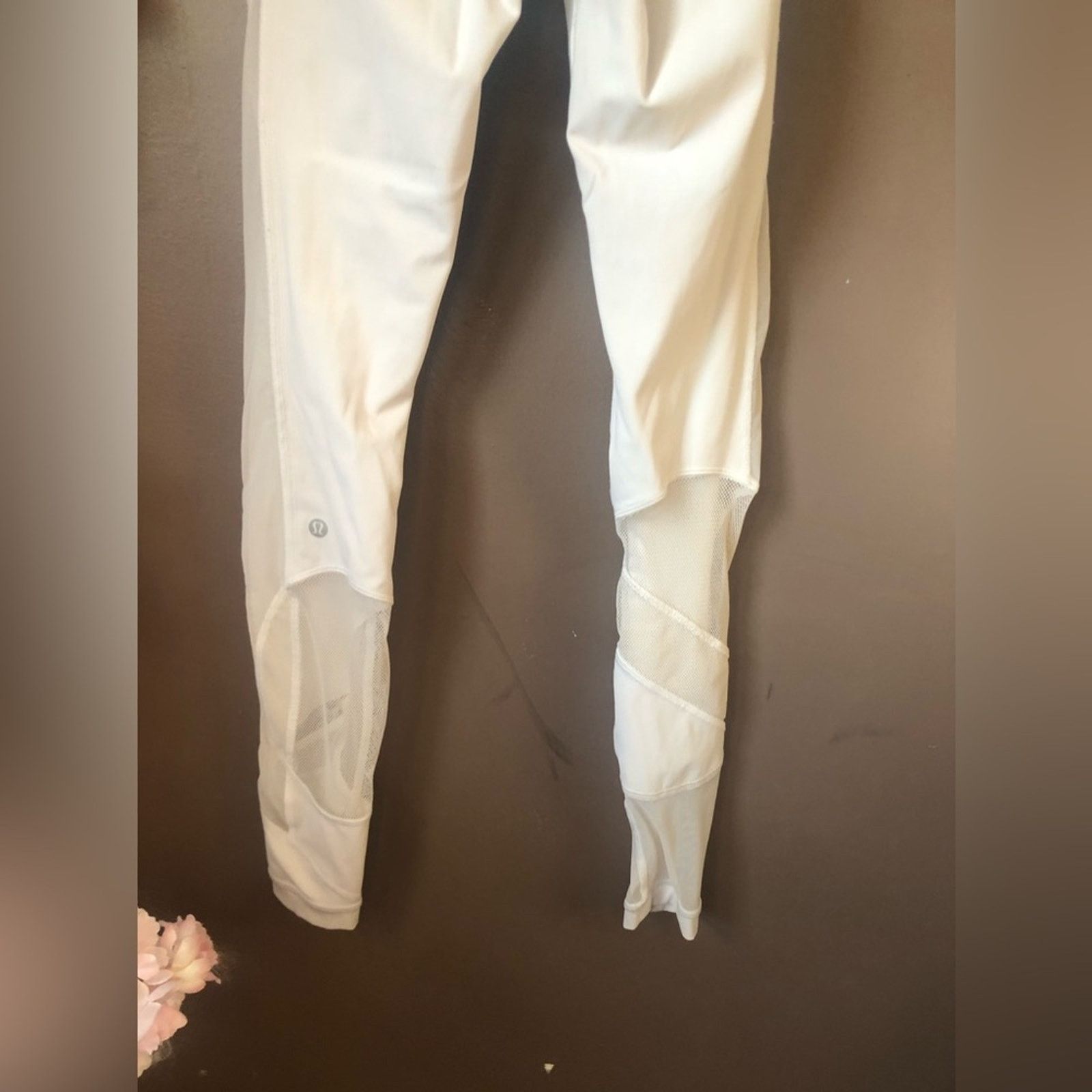 Lululemon White lululemon compression legging with sheer mesh design. Size 25" / US 0 / IT 36 - 5 Thumbnail