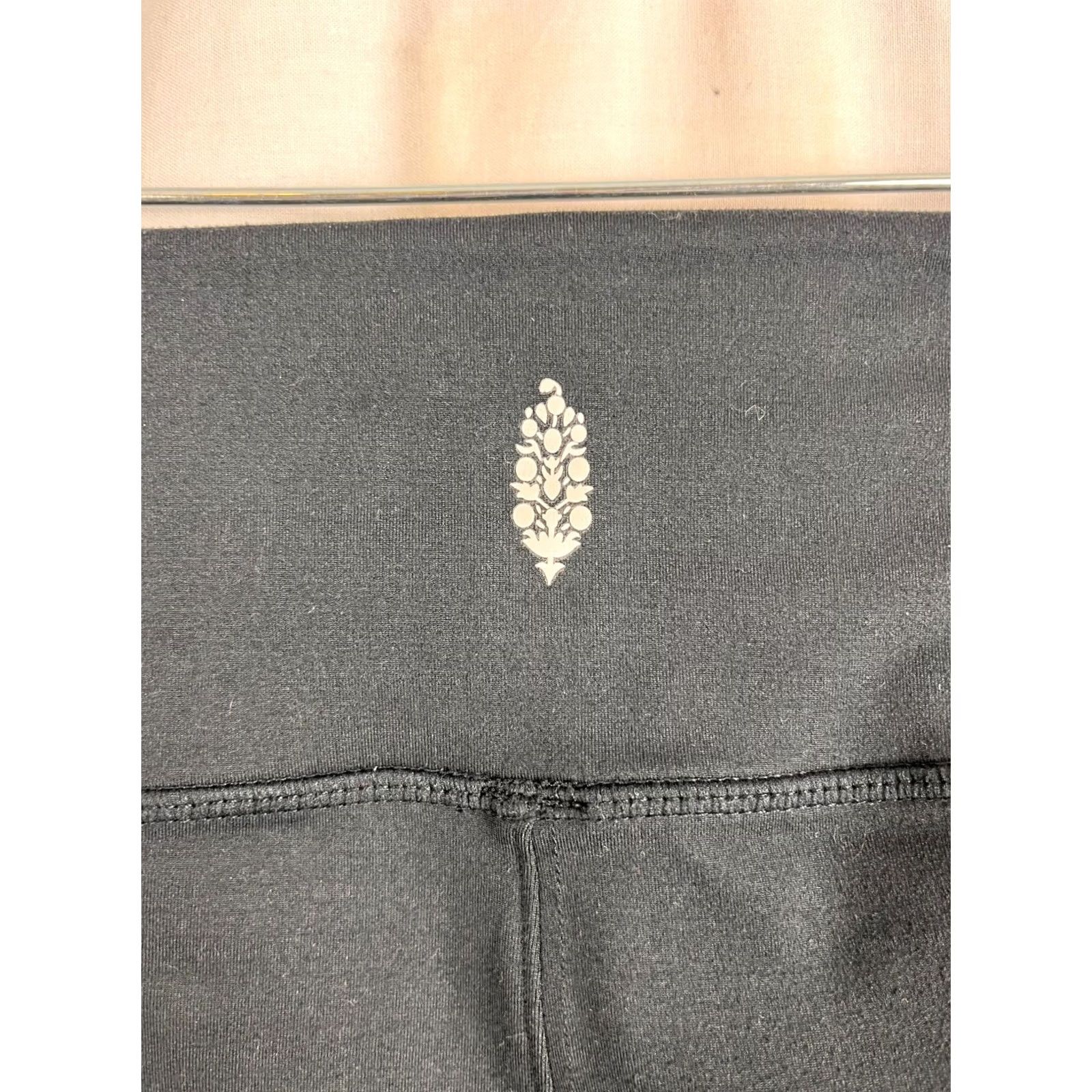 Free People Free People Movement Black Leggings Foot Strap Dance Yoga 66170 Pocket Women SP Small Petite slimming pockets foot straps leggings Size 28" / US 6 / IT 42 - 5 Thumbnail