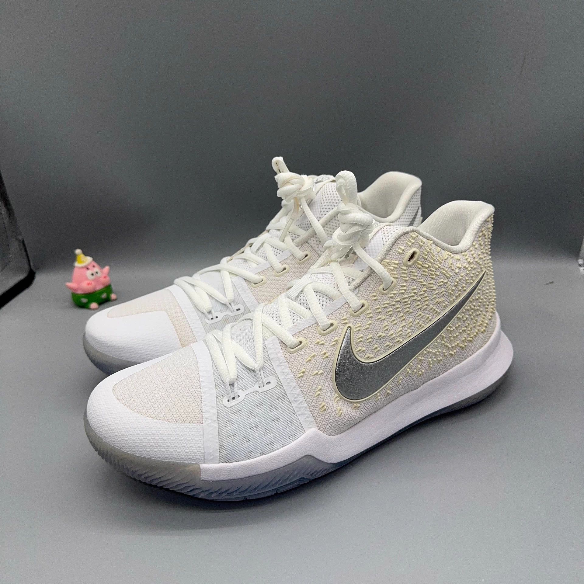 Nike Nike Kyrie 3 White Size 44 Size US 11 / EU 44 - 1 Thumbnail