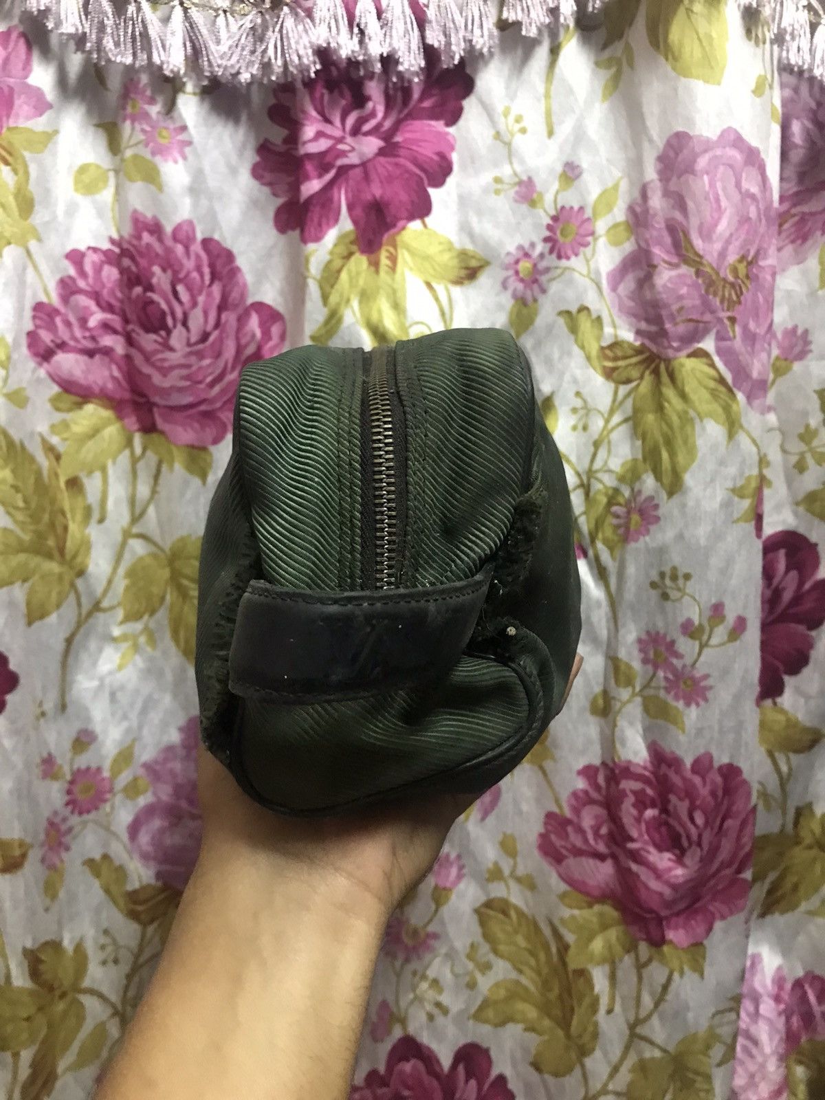 Louis Vuitton Authentic Louis Vuitton Size ONE SIZE - 3 Thumbnail