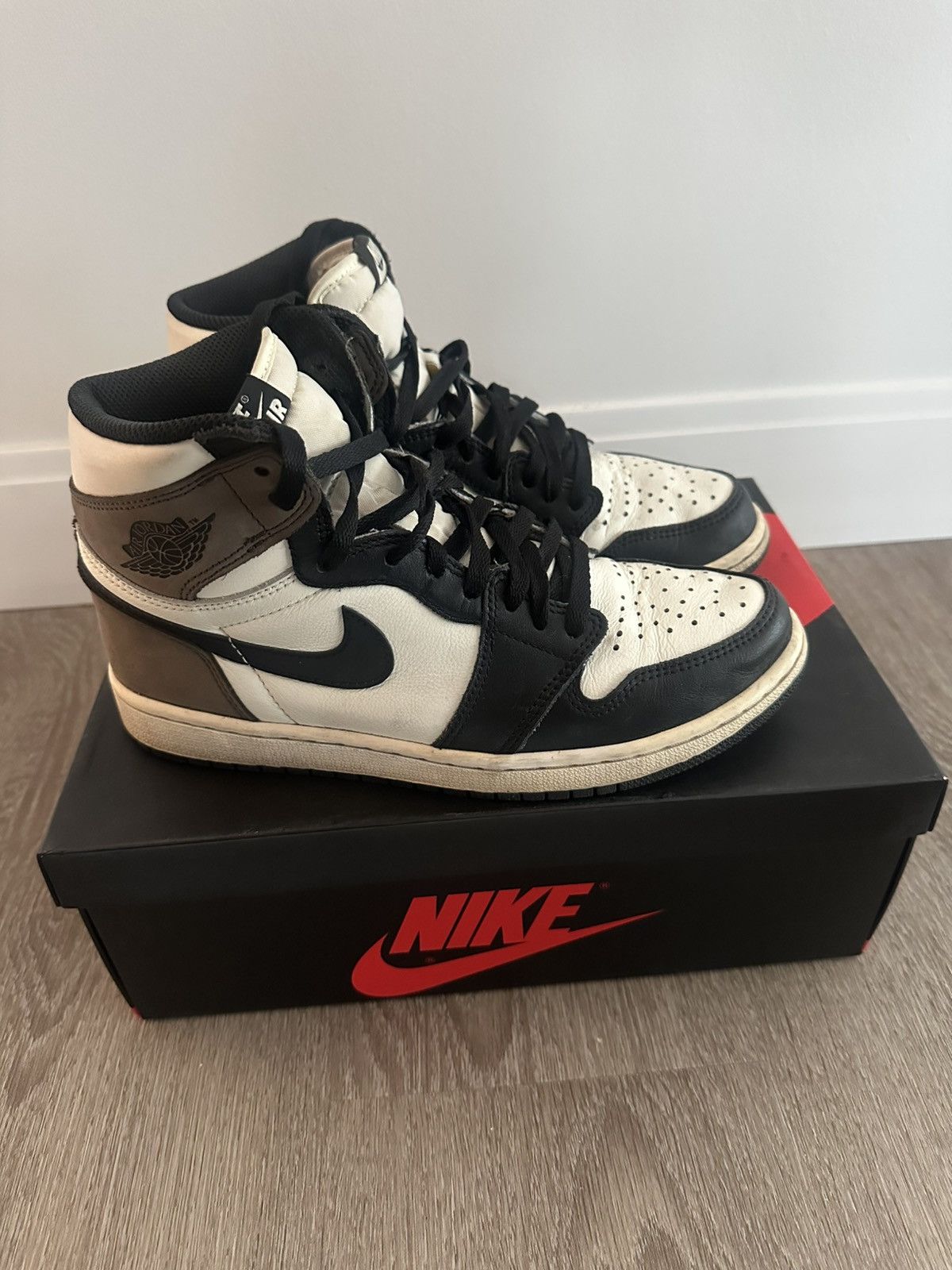 Nike Nike air Jordan 1 mochas size 7.5 with box Size US 7.5 / IT 37.5 - 2 Thumbnail