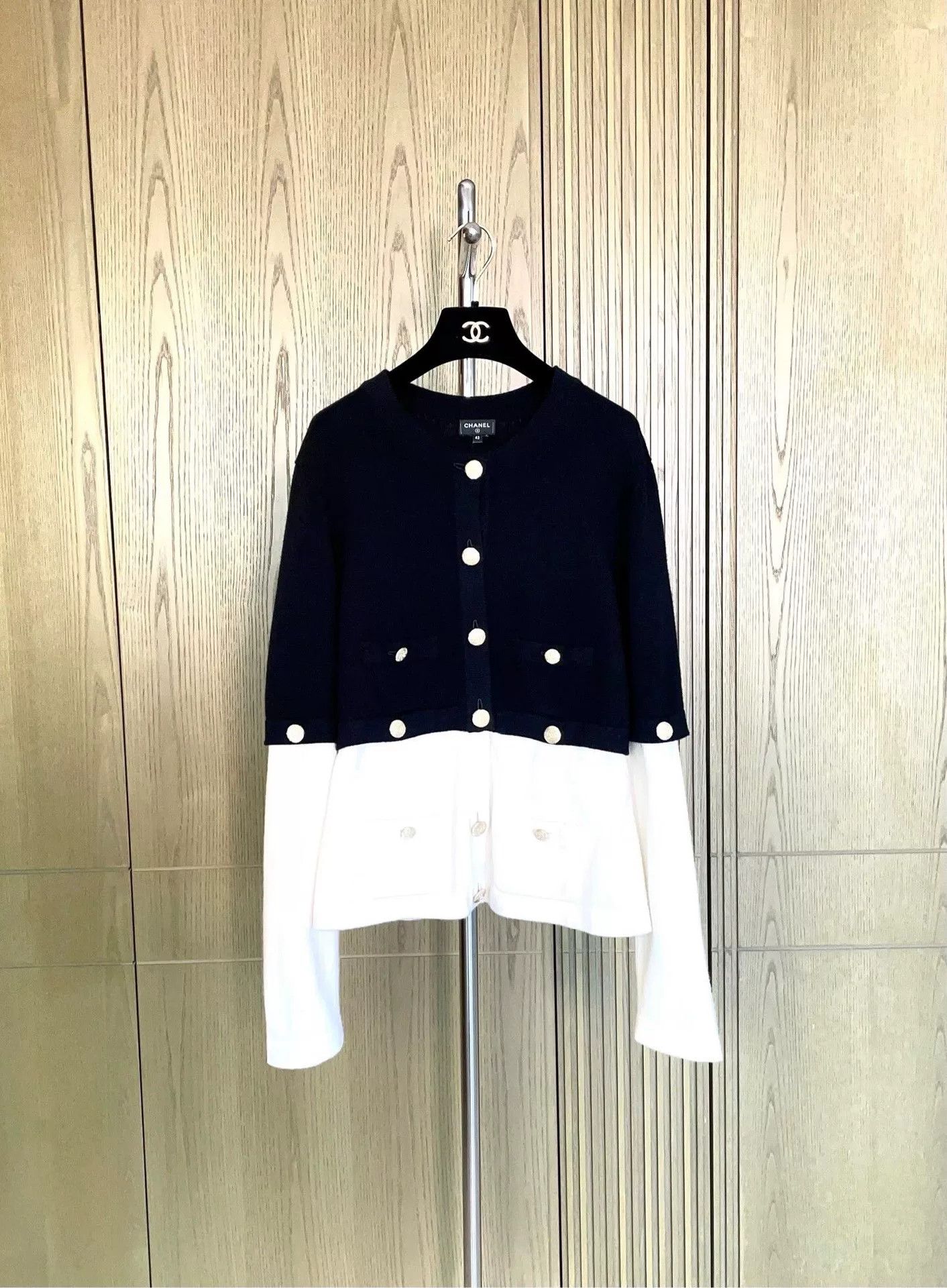 Chanel Chanel 22S Black White Cashmere Cardigan Size M / US 6-8 / IT 42-44 - 1 Thumbnail