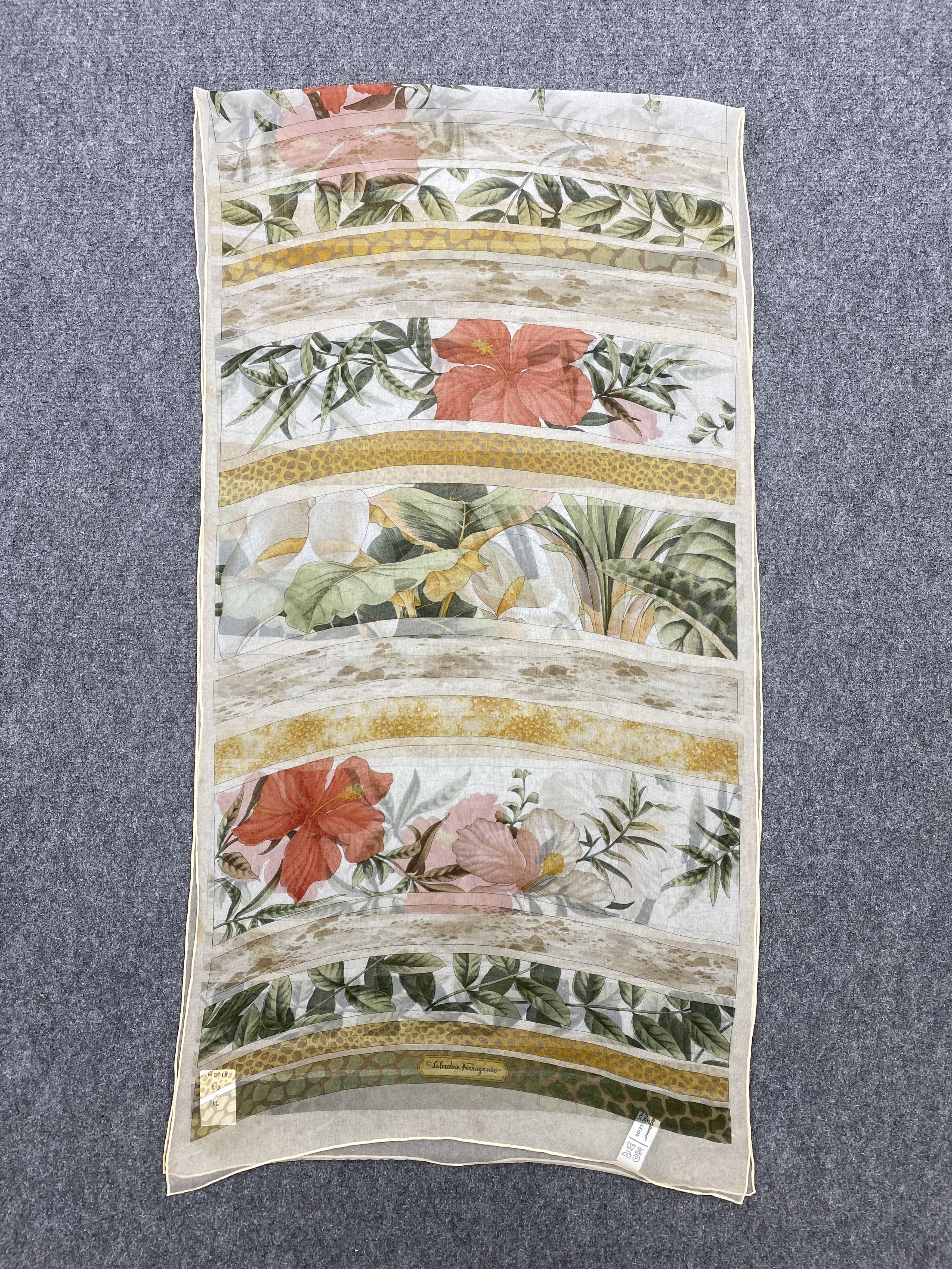 Salvatore Ferragamo × Vintage Salvatore Ferragamo Silk Scarf / Foulards / Babushka SN0018 Size ONE SIZE - 3 Thumbnail