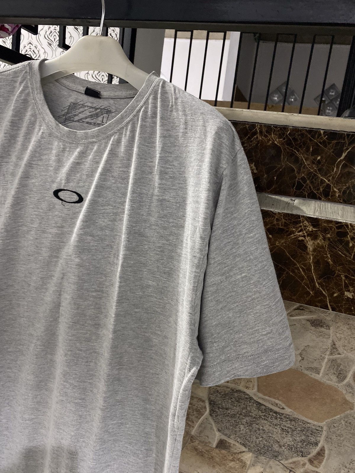 Oakley 💸NEED GONE💸Vintage oakley center logo heather grey tee Size US L / EU 52-54 / 3 - 2 Thumbnail