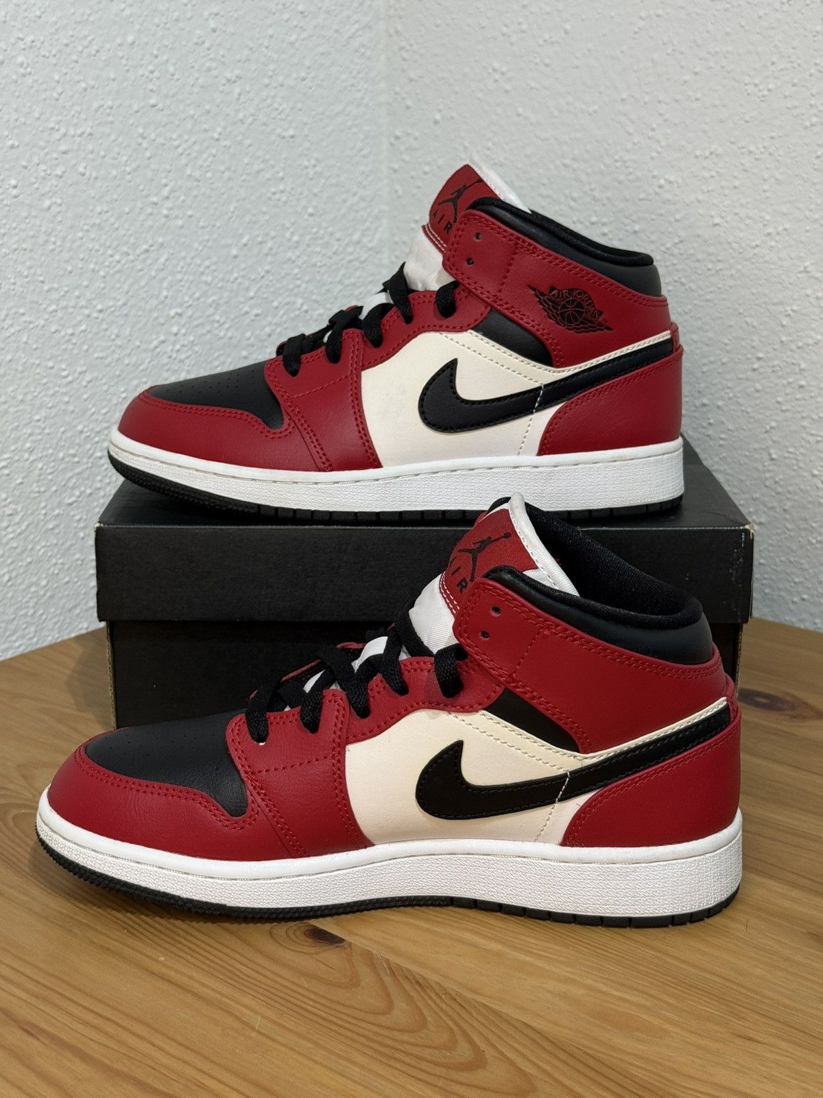 Jordan Brand × Nike Nike Air Jordan 1 Mid Chicago Black Toe size 5Y Women’s 7 Size US 7 / IT 37 - 7 Thumbnail