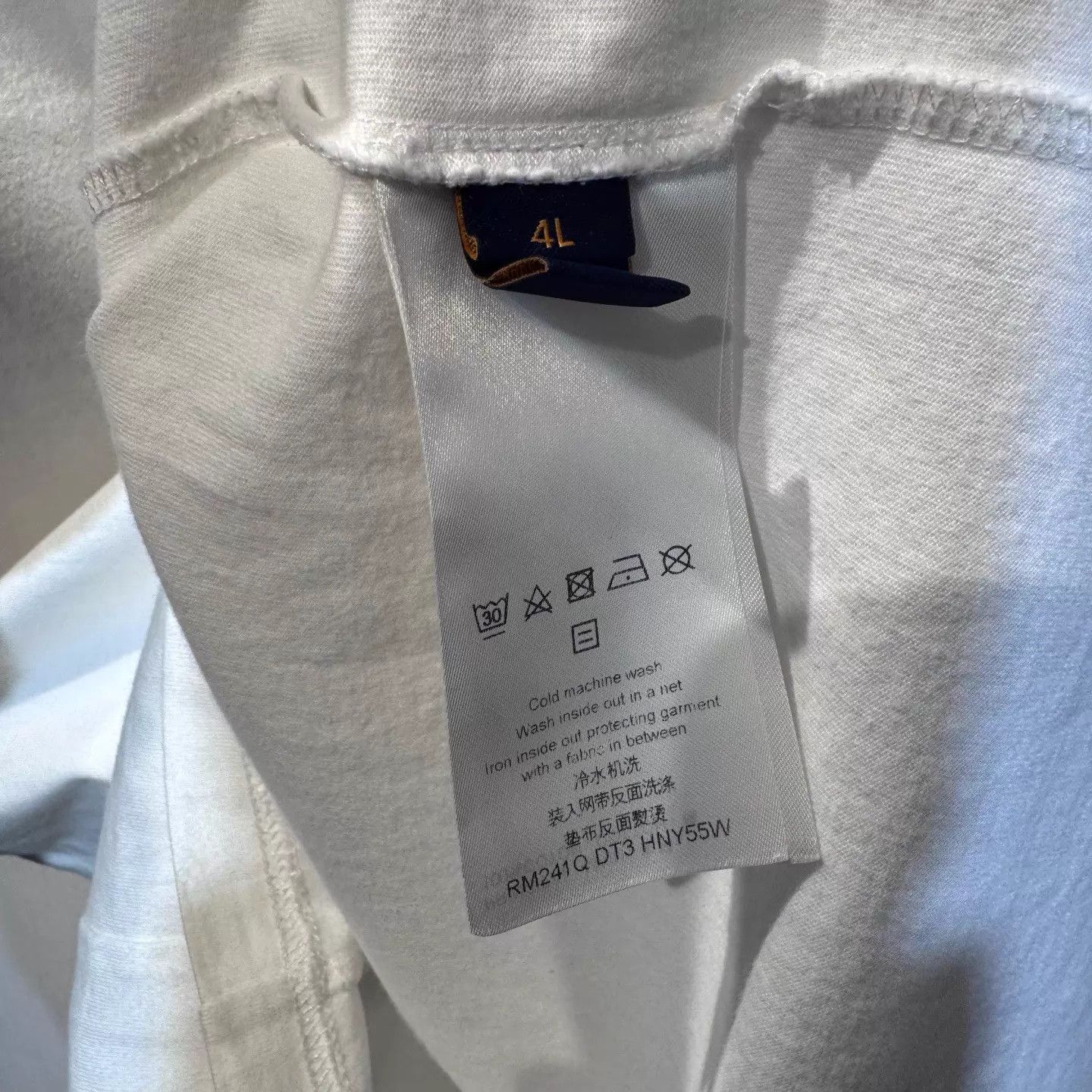 Louis Vuitton Louis Vuitton White Embossed Logo Tee 4L New Size US XXL / EU 58 / 5 - 5 Thumbnail