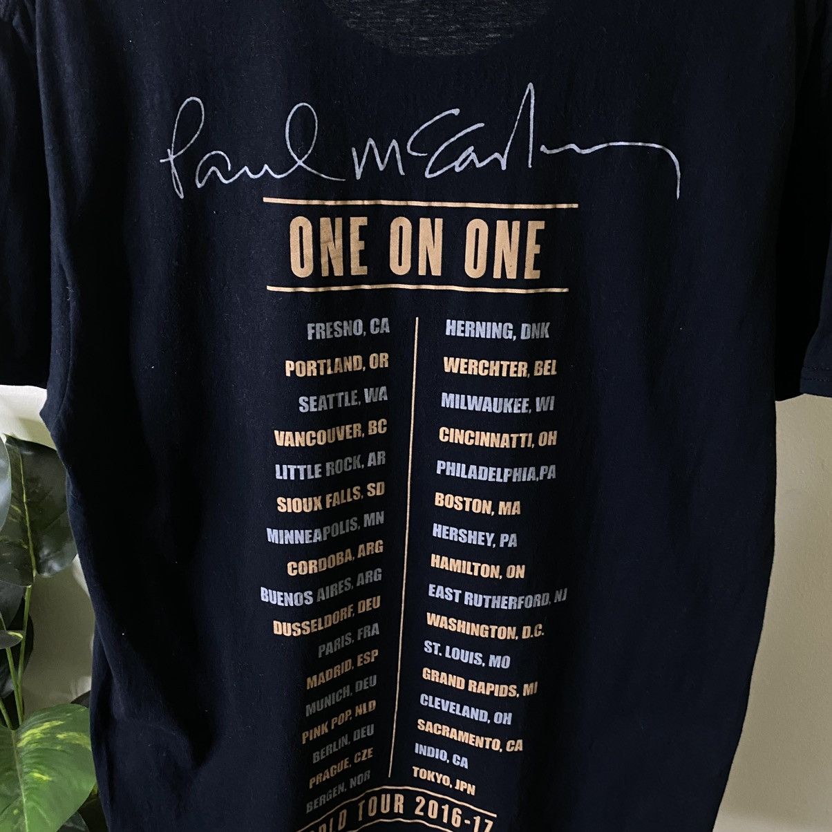 Band Tees Paul McCartney One On One 2016-2017 World Tour Tshirt Size US M / EU 48-50 / 2 - 5 Thumbnail