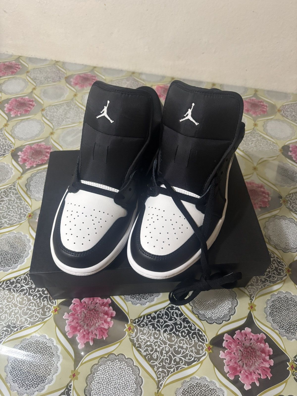 Jordan Brand Air Jordan 1 “Orcas” Size US 8.5 / EU 41-42 - 7 Thumbnail