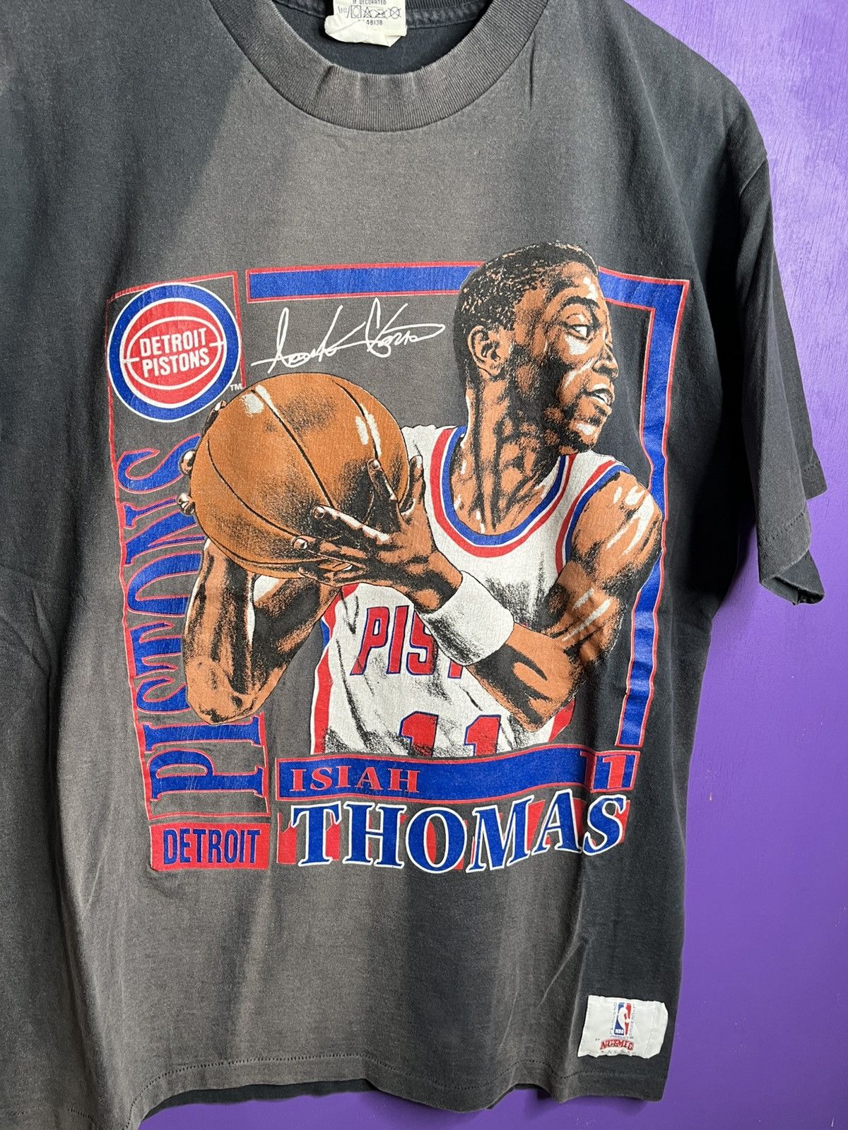 NBA Vintage 90s Nutmeg Pistons Isiah Thomas faded t-shirt Size US L / EU 52-54 / 3 - 3 Thumbnail