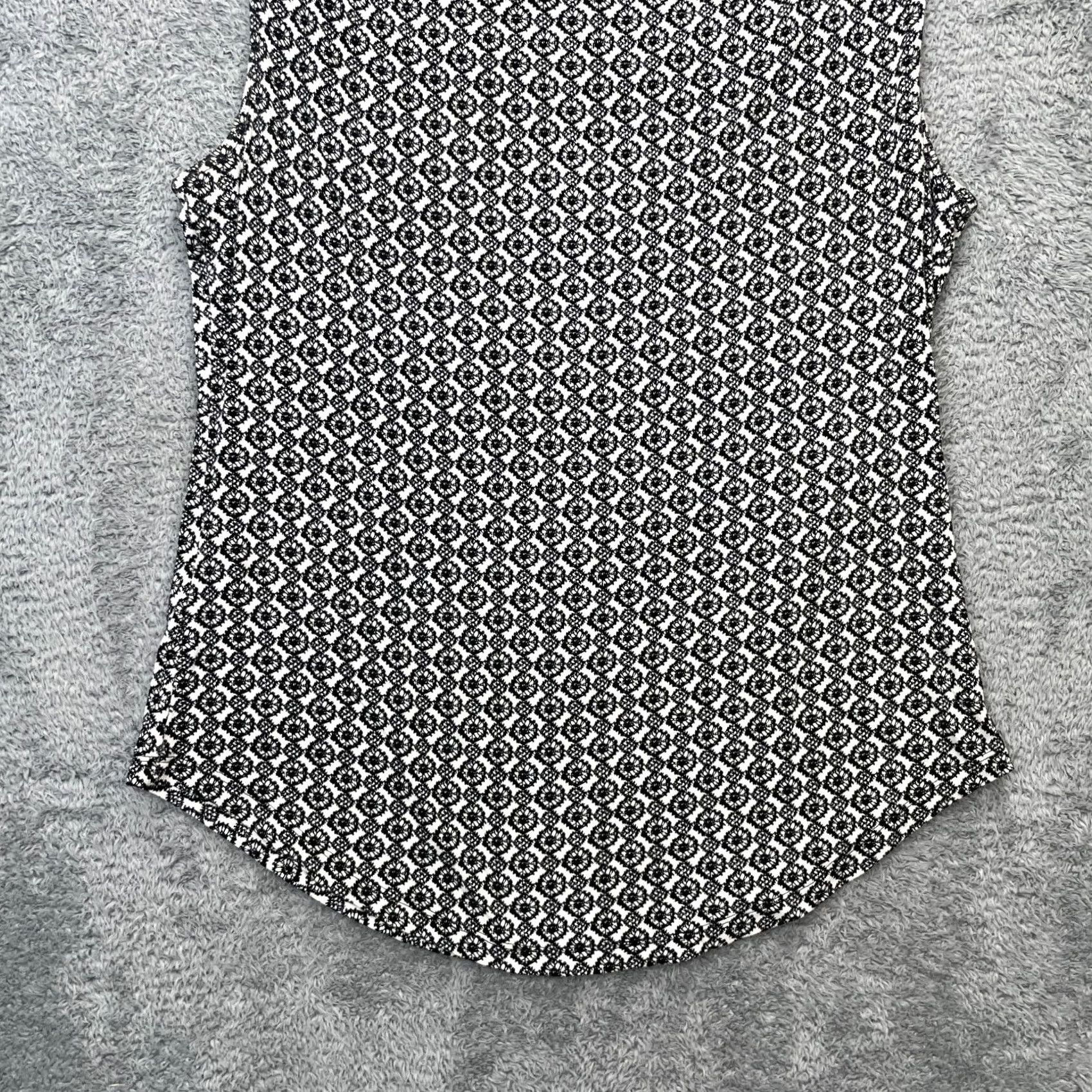 Ann Taylor Ann Taylor Blouse Womens M Black Geometric Sleeveless Boat Neck Rounded Hem Shirt Womens Medium Black Geometric Sleeveless Boat Neck Rounded Hem Size M / US 6-8 / IT 42-44 - 2 Thumbnail