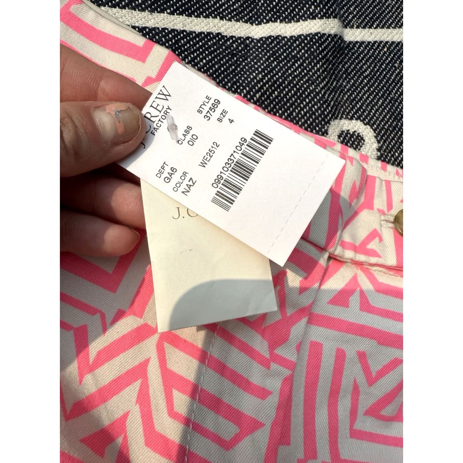 J.Crew J.CREW Tiki Neon Pink Geometric Pattern Stretch City Fit Chino Shorts Size 4 Women Size 27" / US 4 / IT 40 - 3 Thumbnail