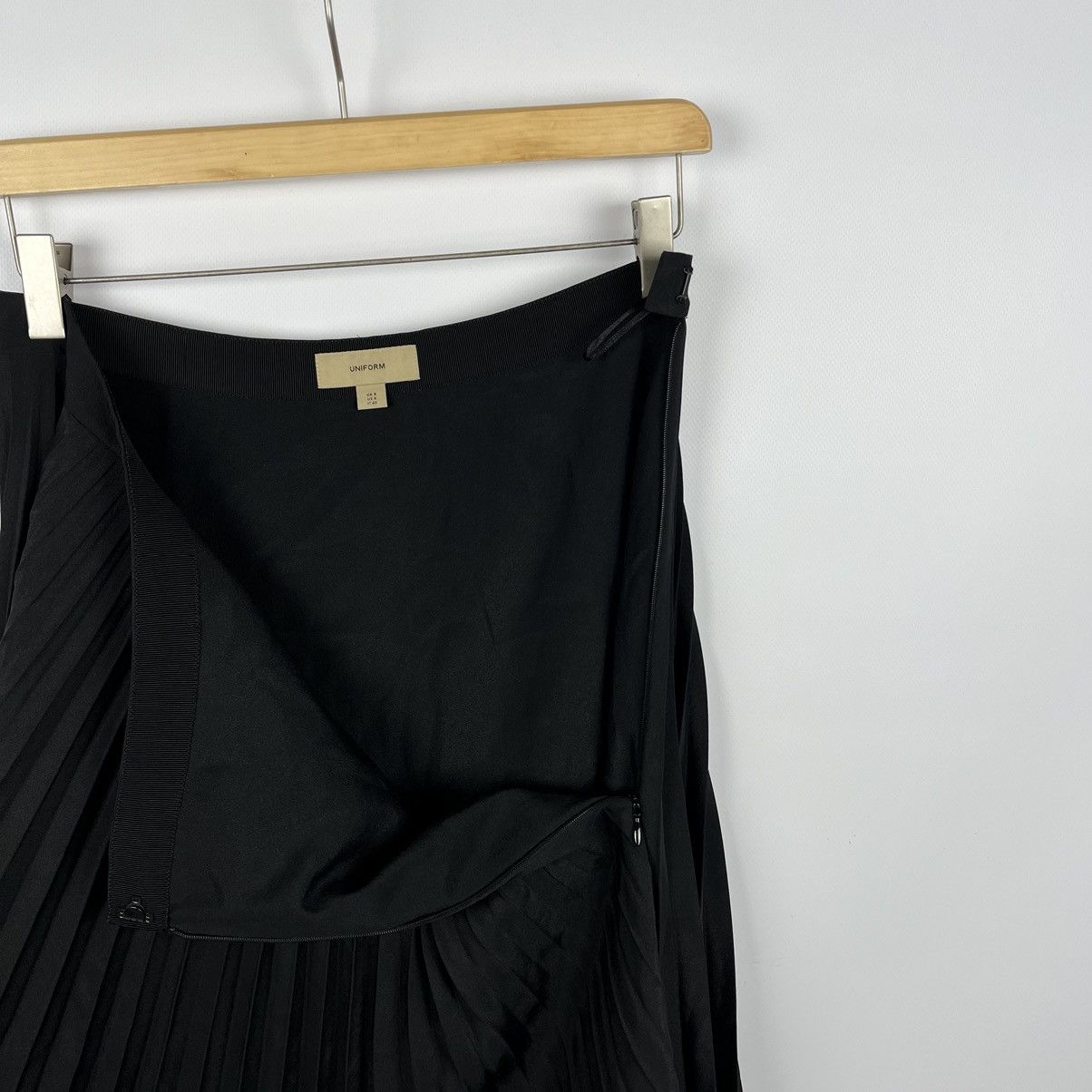 Burberry Ladies Burberry pleated midi skirt Size 28" / US 6 / IT 42 - 11 Thumbnail