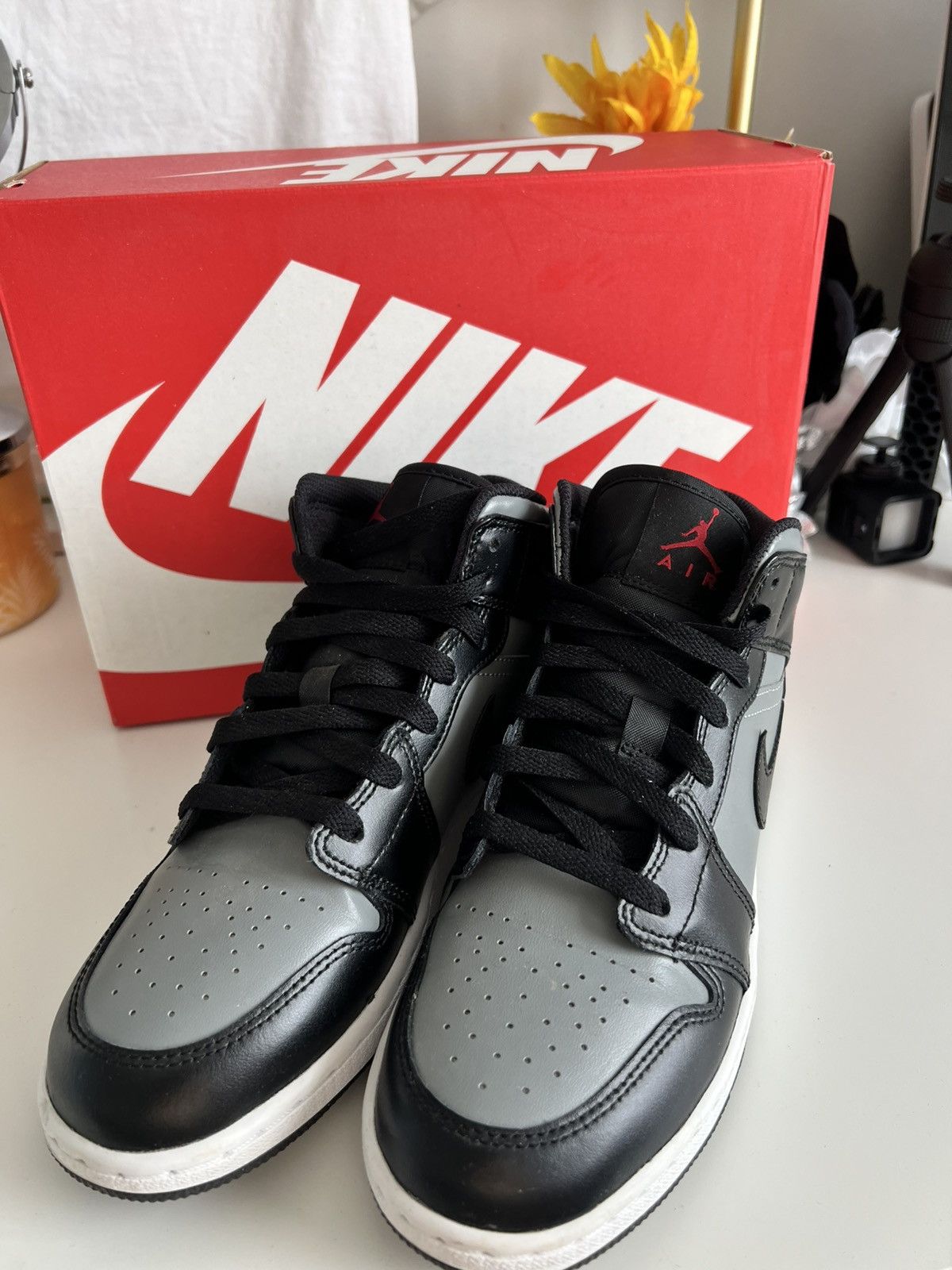 Jordan Brand × Nike Jordan 1 Mid Shadow Red (GS) - 554725-096 Size US 5.5 / EU 38 - 4 Thumbnail