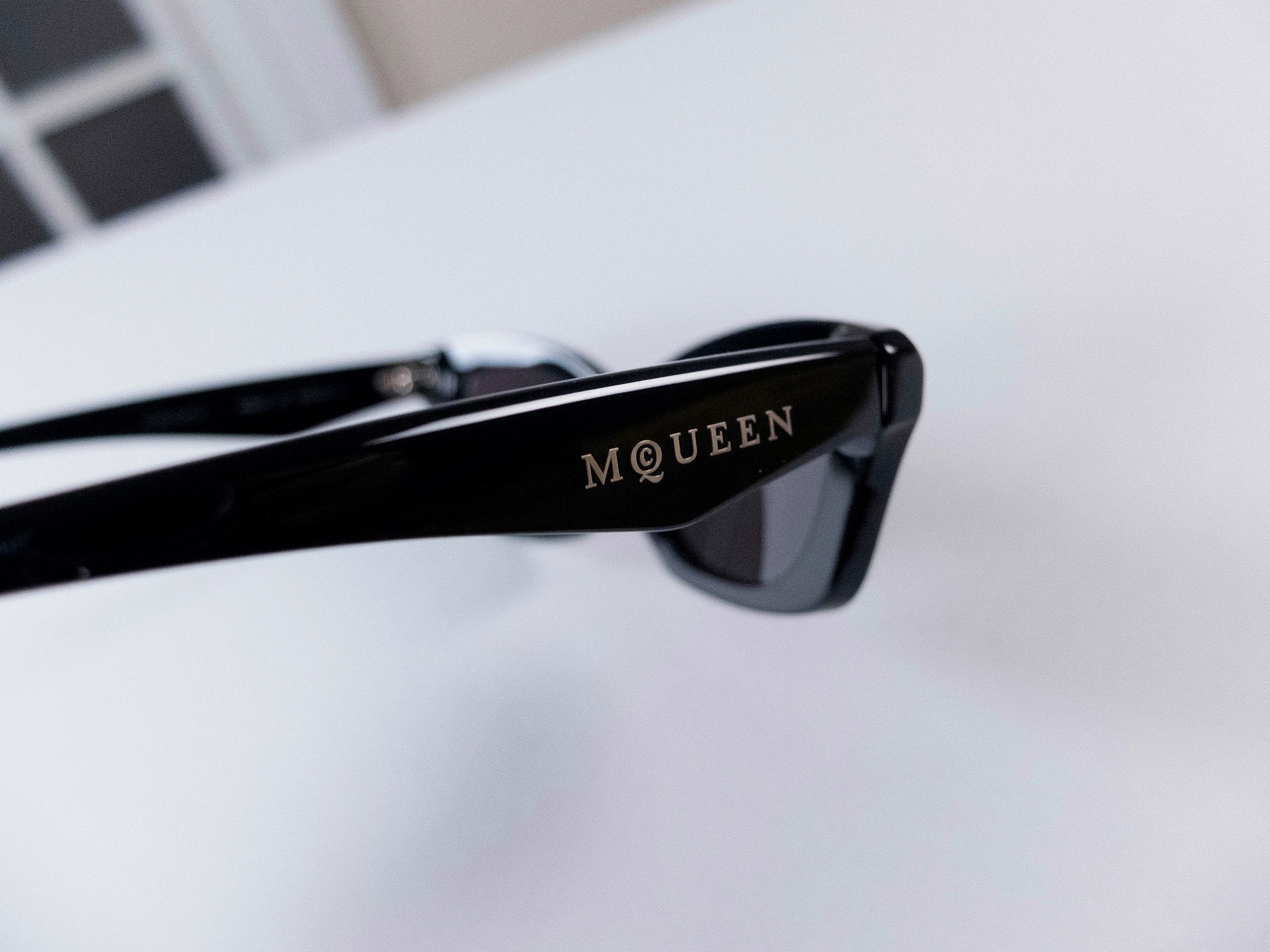 Alexander McQueen ALEXANDER MCQUEEN black rectangular acetate sunglasses Size ONE SIZE - 8 Thumbnail