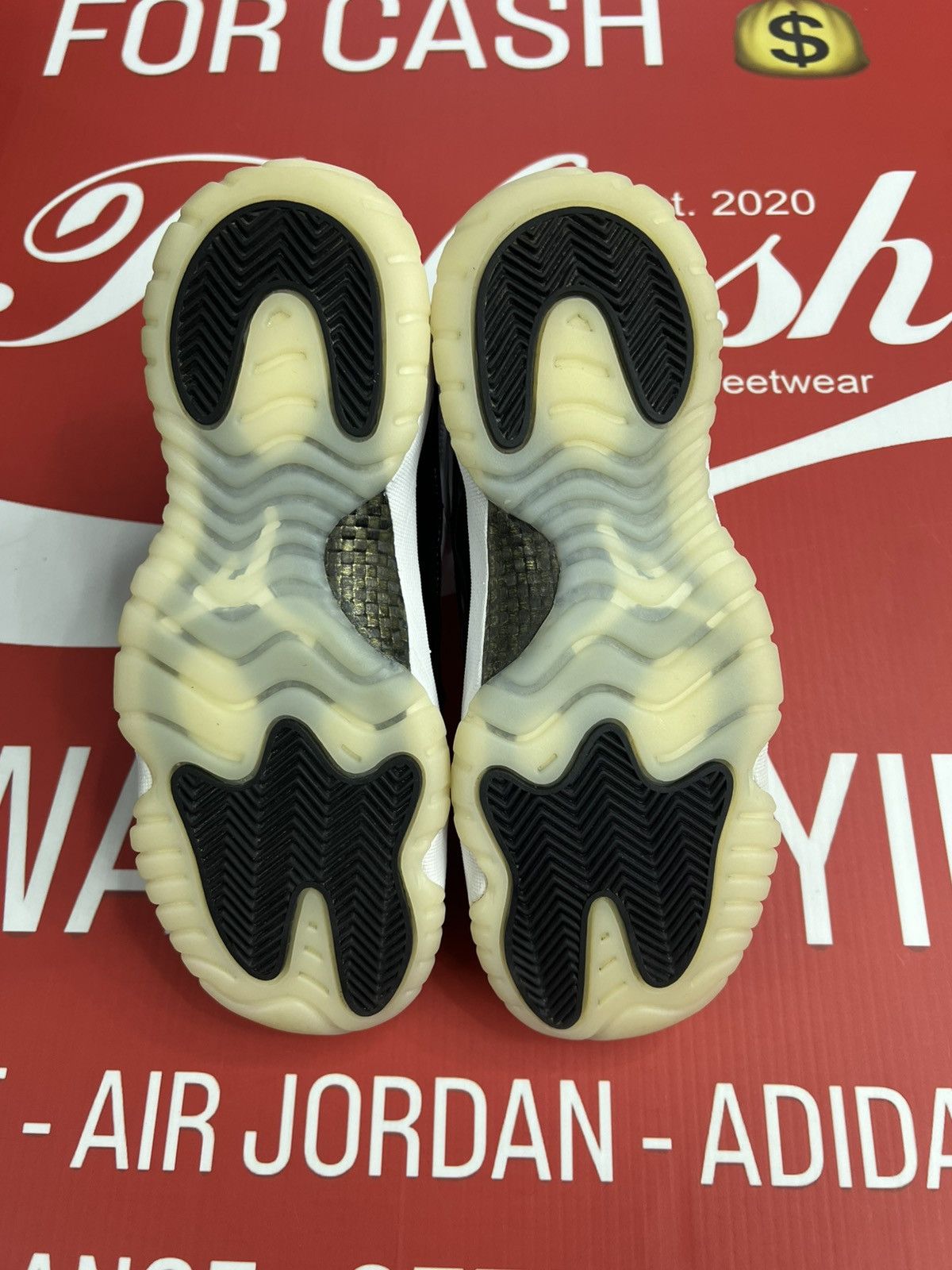 Jordan Brand Air Jordan 11 Gratitude Size 7Y Size US 7 / EU 40 - 6 Thumbnail